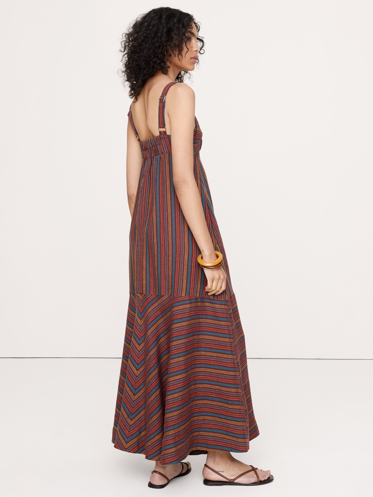 L'image numéro 3 présente Robe longue en lin à taille empire