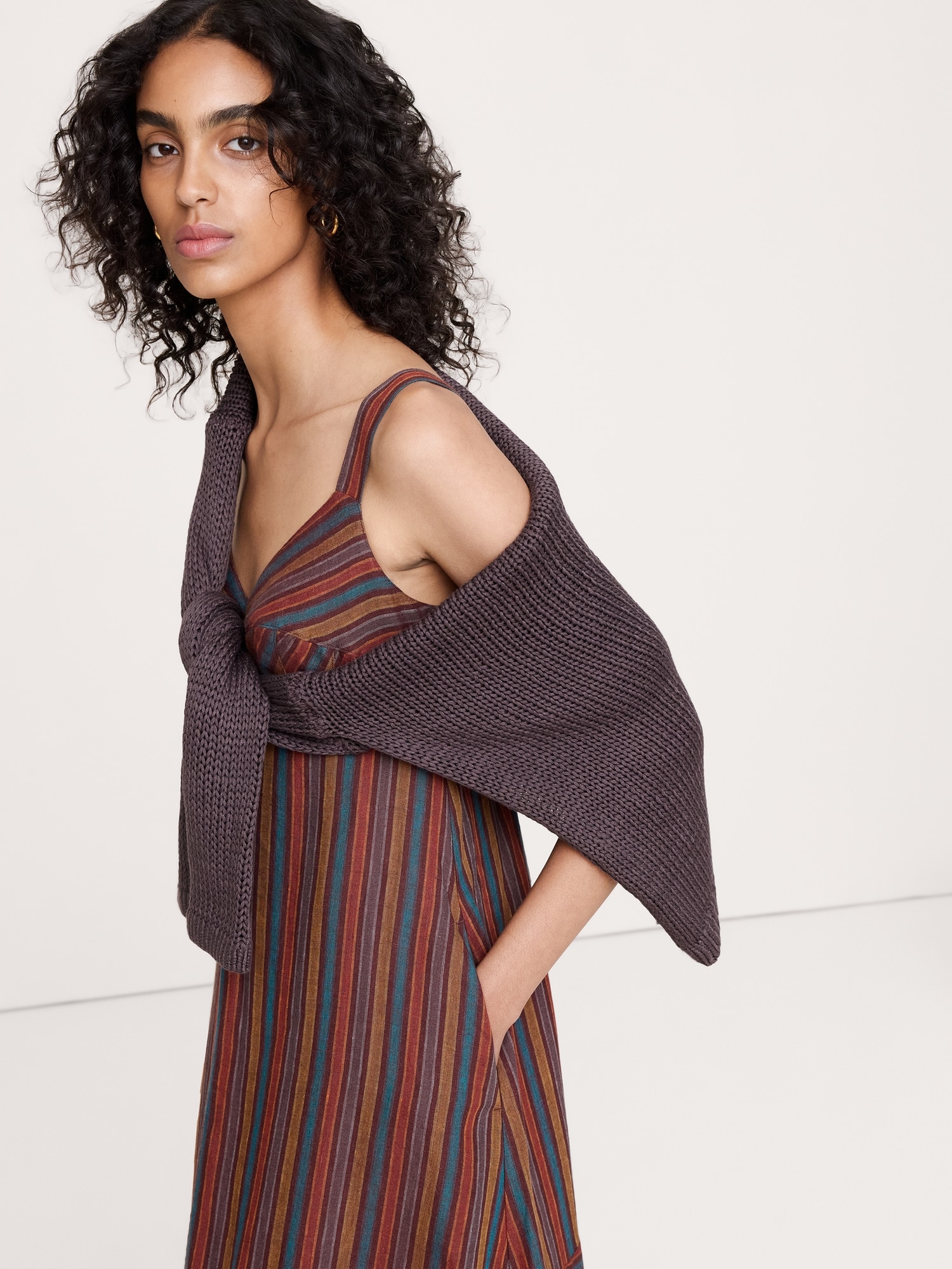 L'image numéro 4 présente Robe longue en lin à taille empire