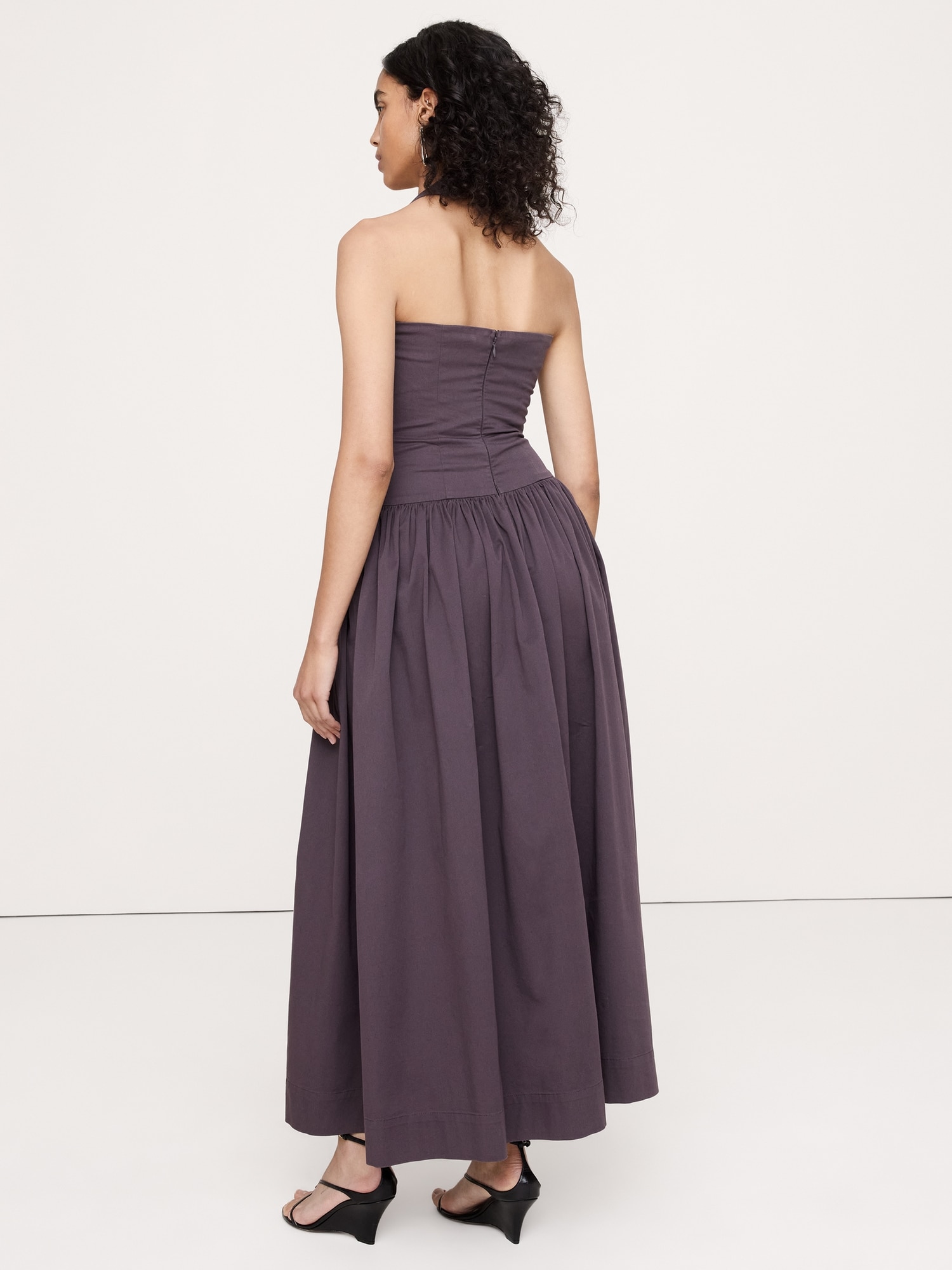 L'image numéro 3 présente Robe longue à encolure bain de soleil en coton extensible