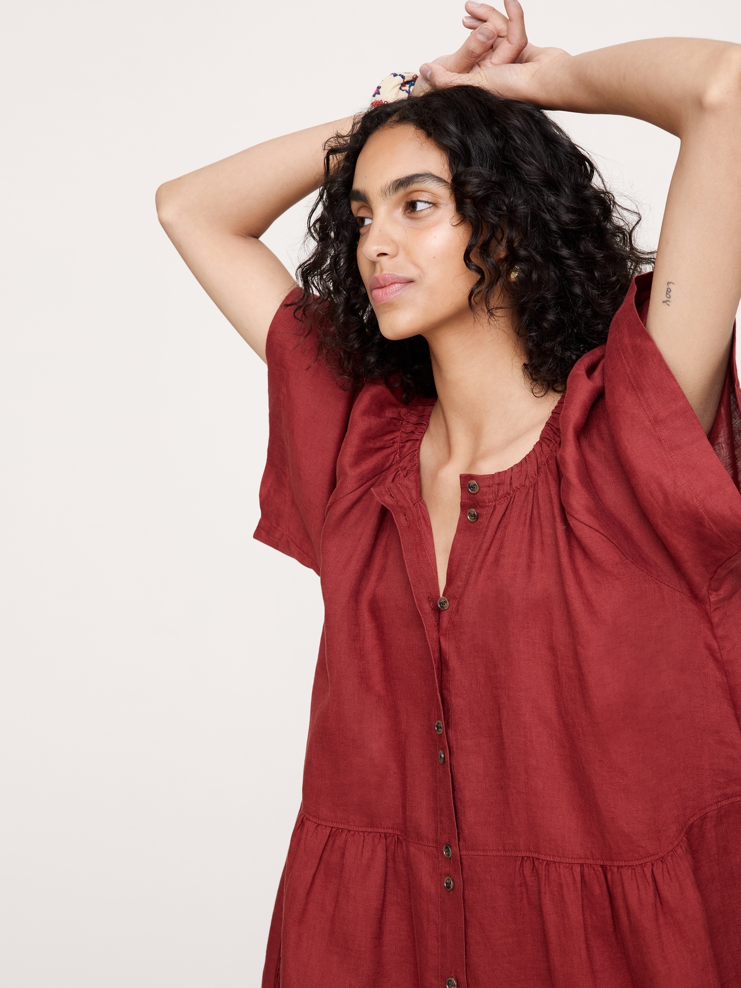 L'image numéro 4 présente Robe courte boutonnée