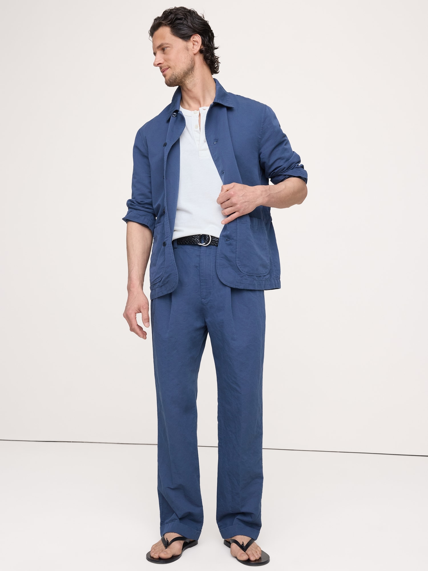 L'image numéro 1 présente Pantalon en lin et coton italien plissé Retour aux archives