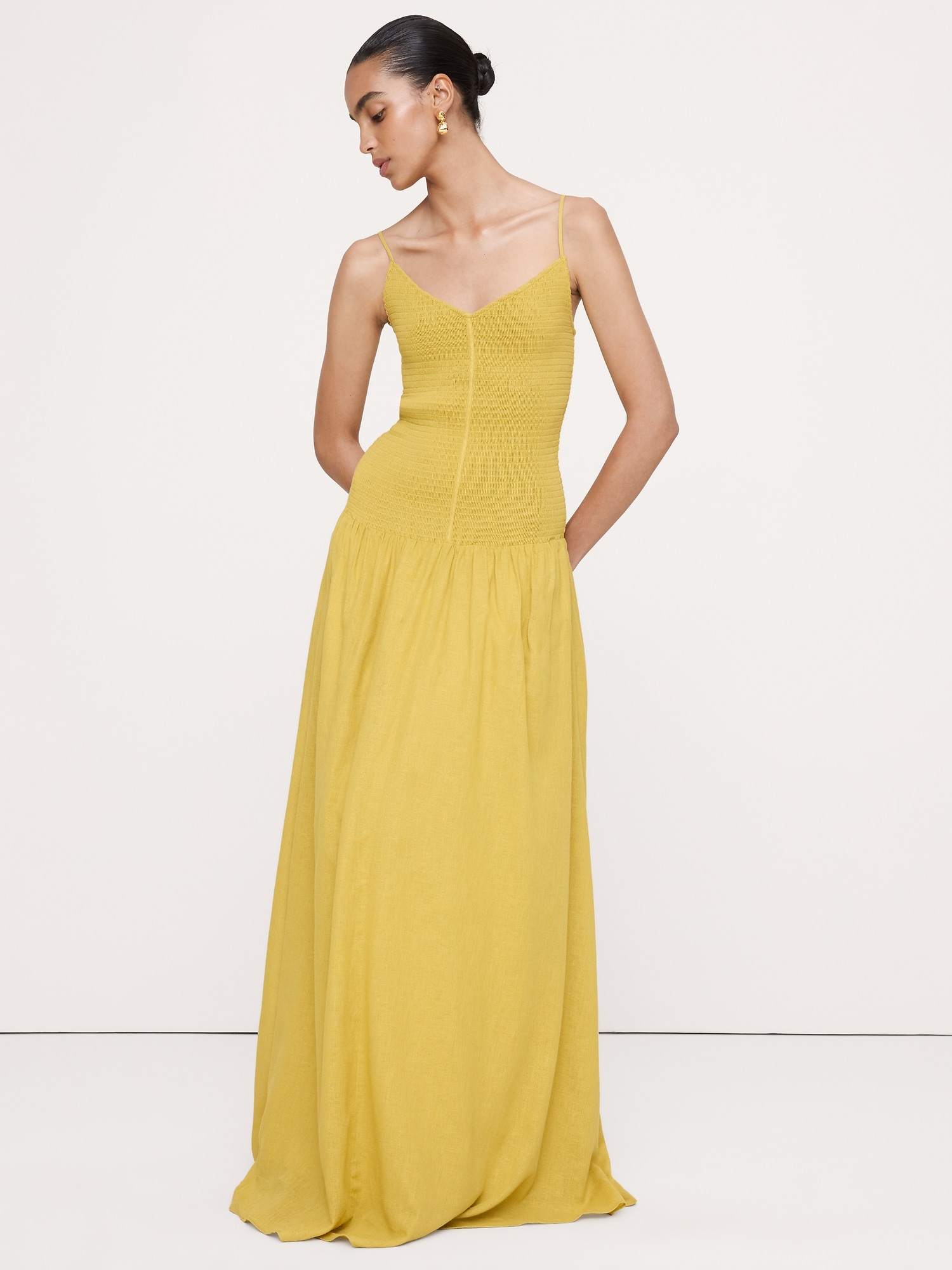 L'image numéro 1 présente Robe longue en voile de lin et coton à smocks