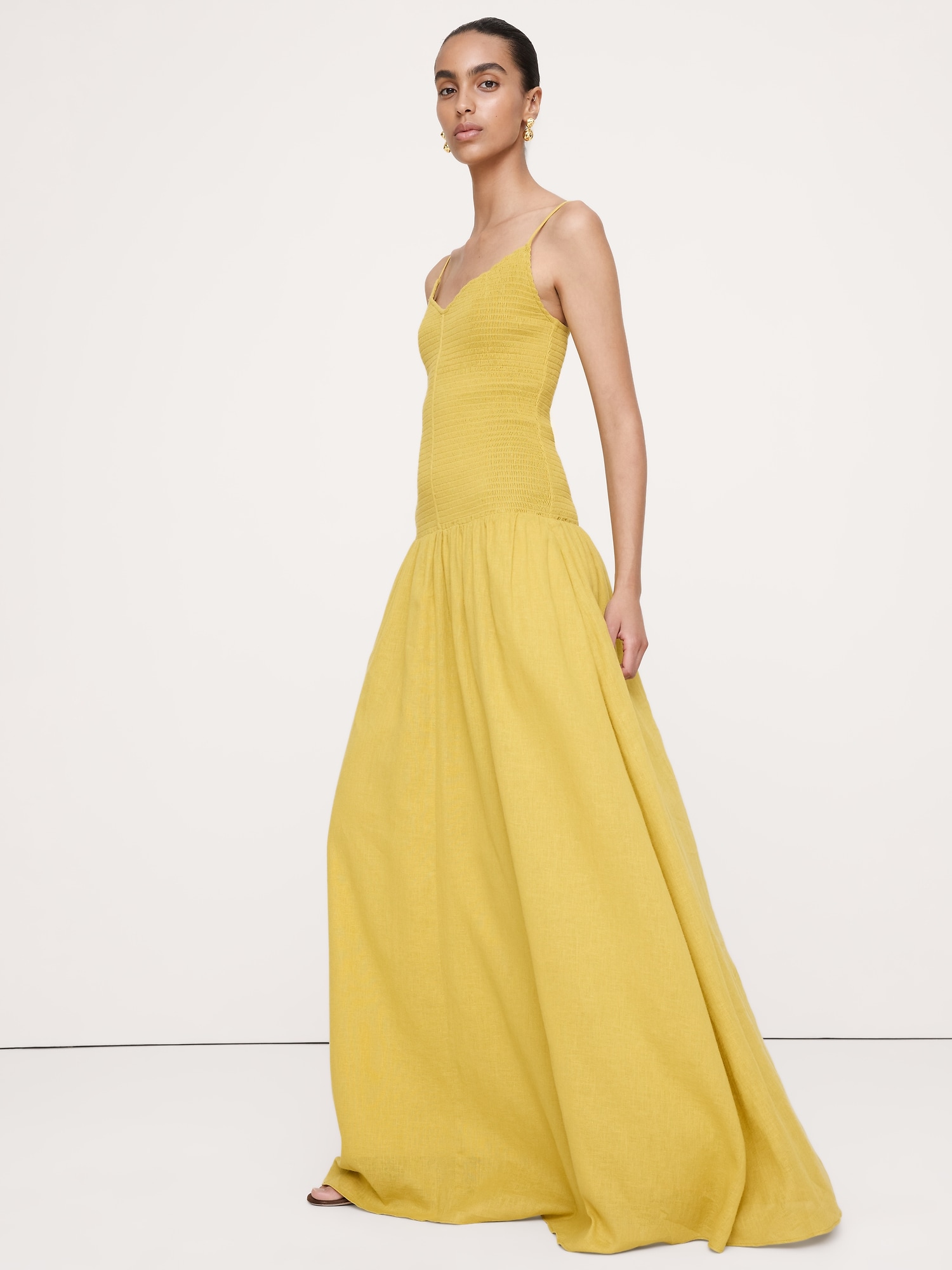 L'image numéro 4 présente Robe longue en voile de lin et coton à smocks