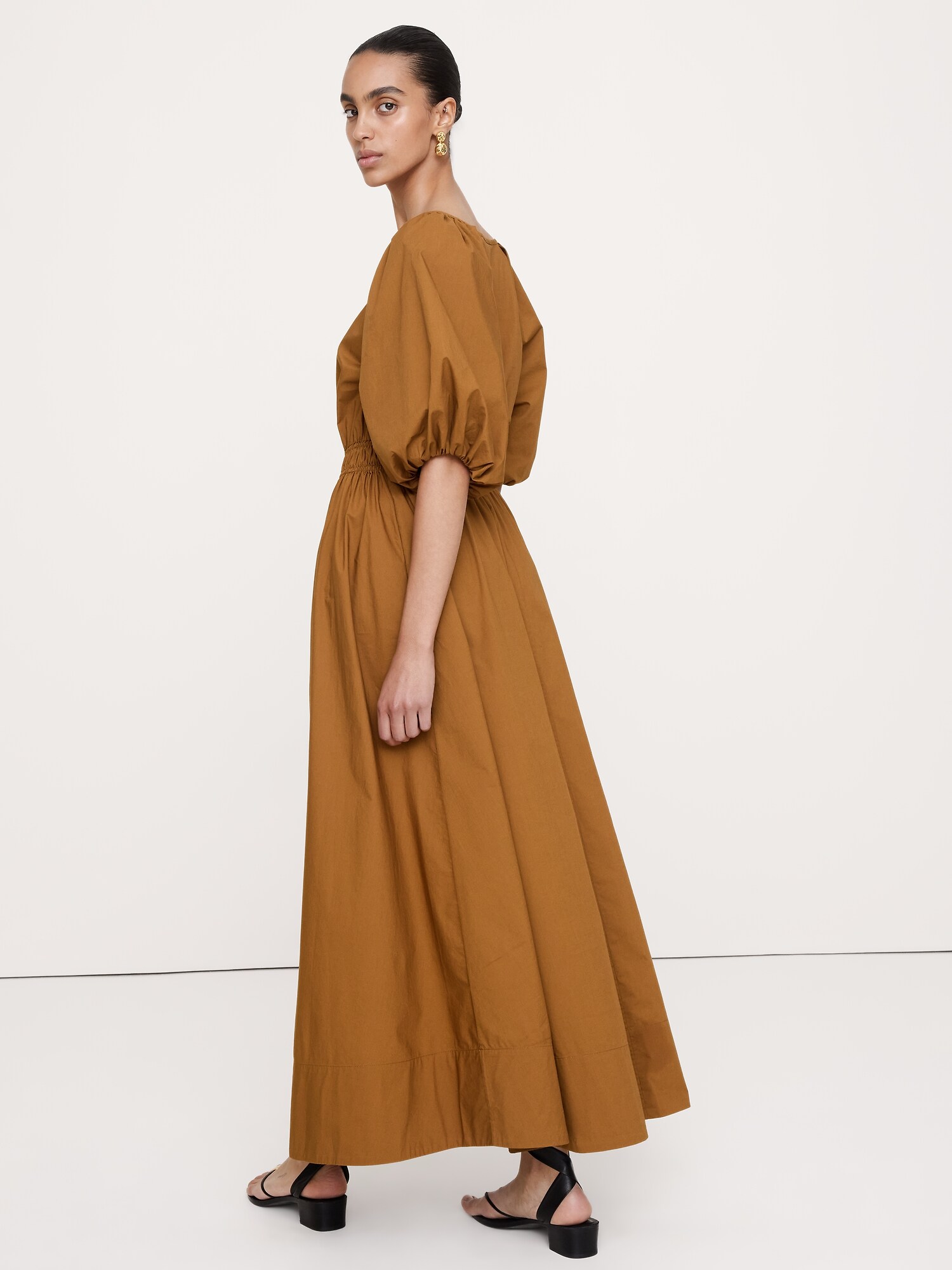 L'image numéro 2 présente Robe longue à manches bouffantes en popeline de coton
