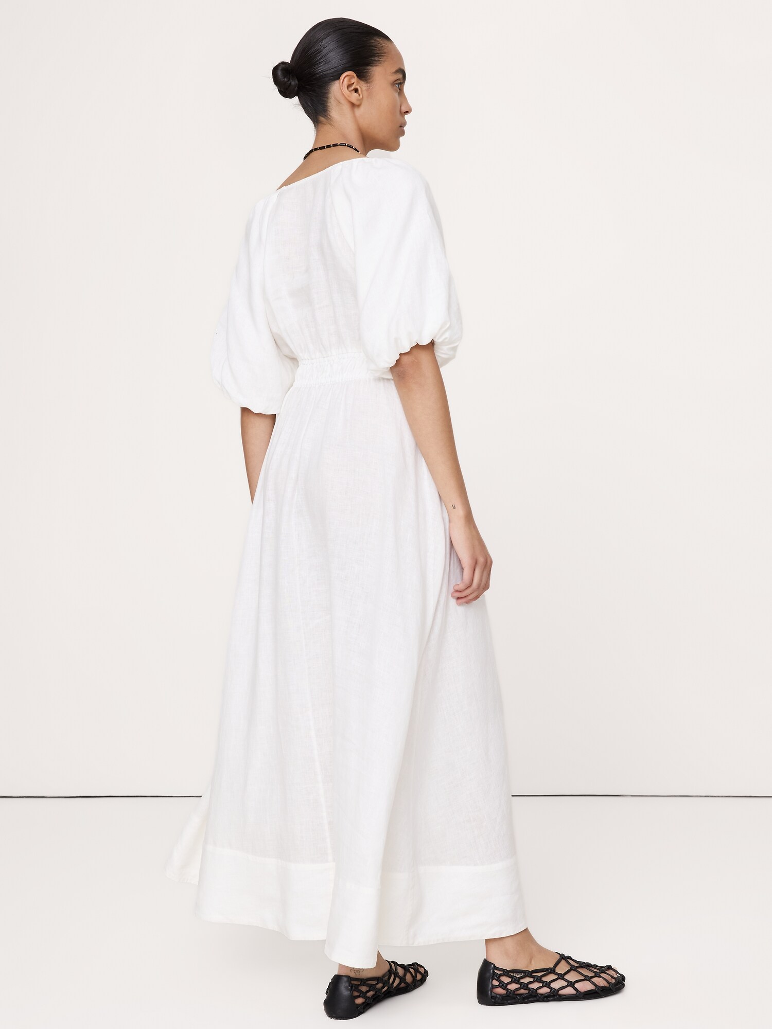 L'image numéro 4 présente Robe longue à manches bouffantes en lin