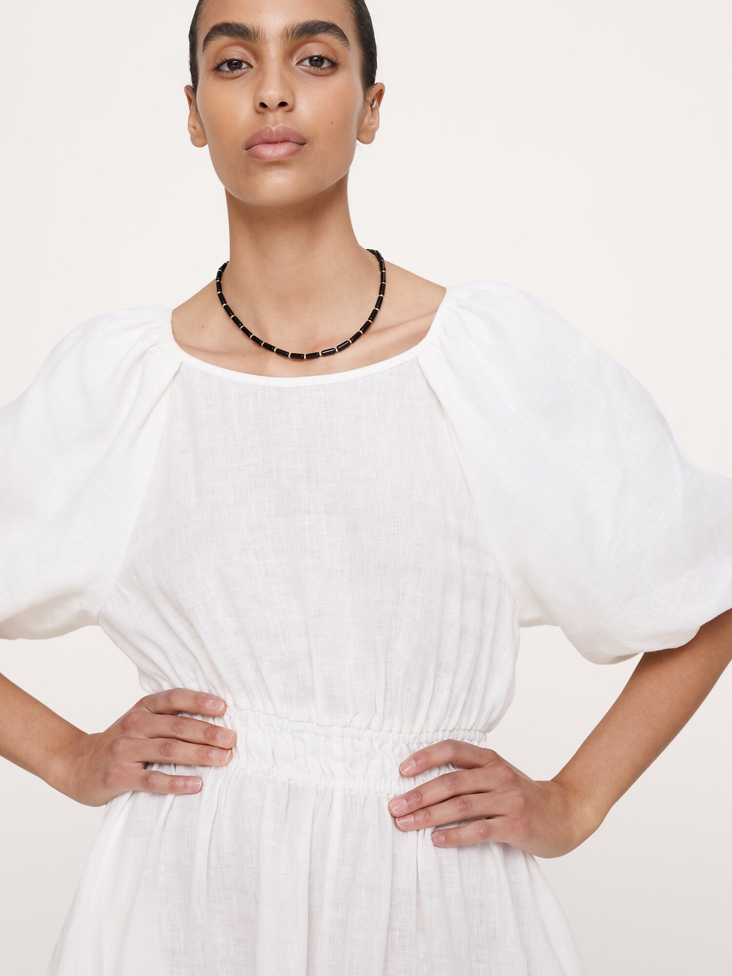 L'image numéro 5 présente Robe longue à manches bouffantes en lin