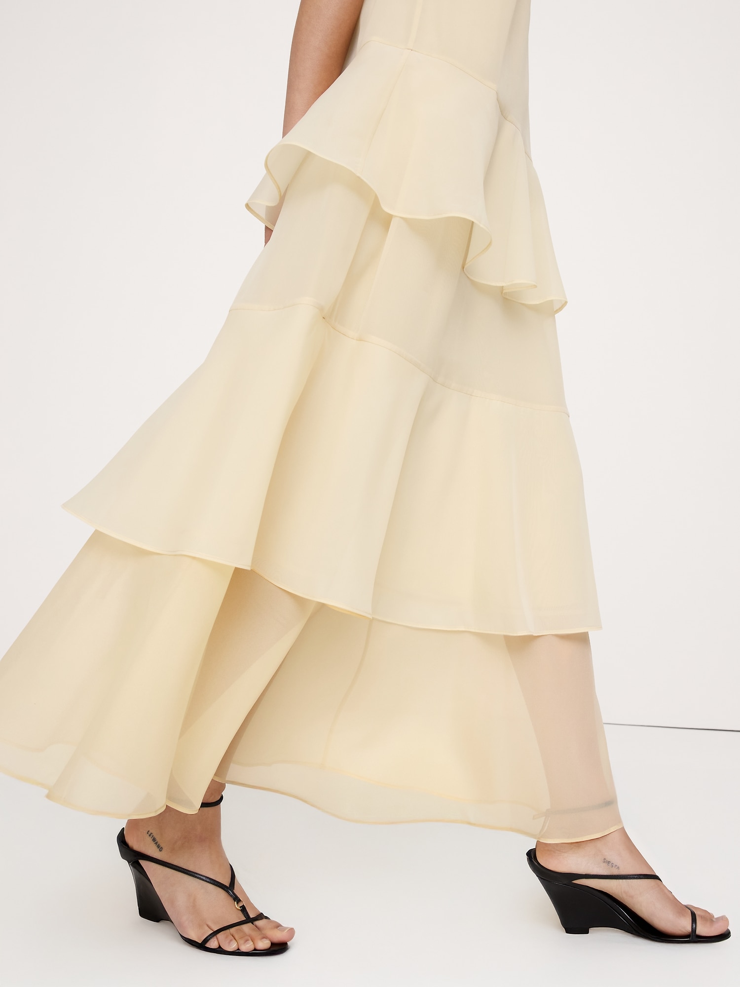L'image numéro 5 présente Robe longue étagée en organza