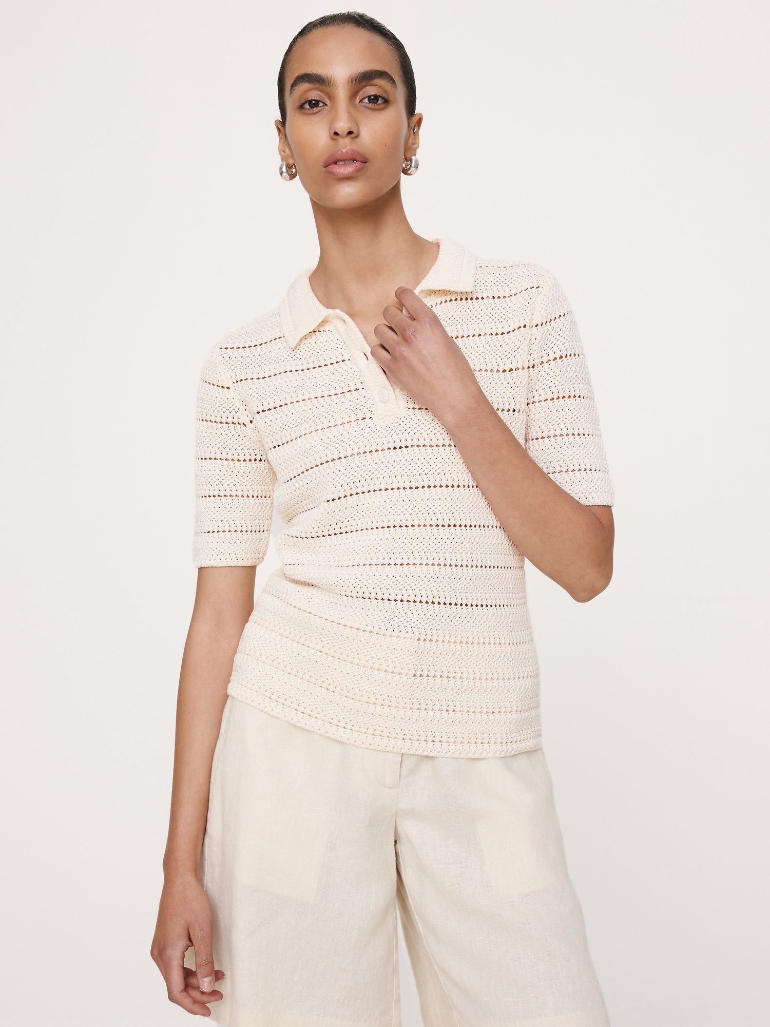 L'image numéro 1 présente Polo en coton crocheté à rayures