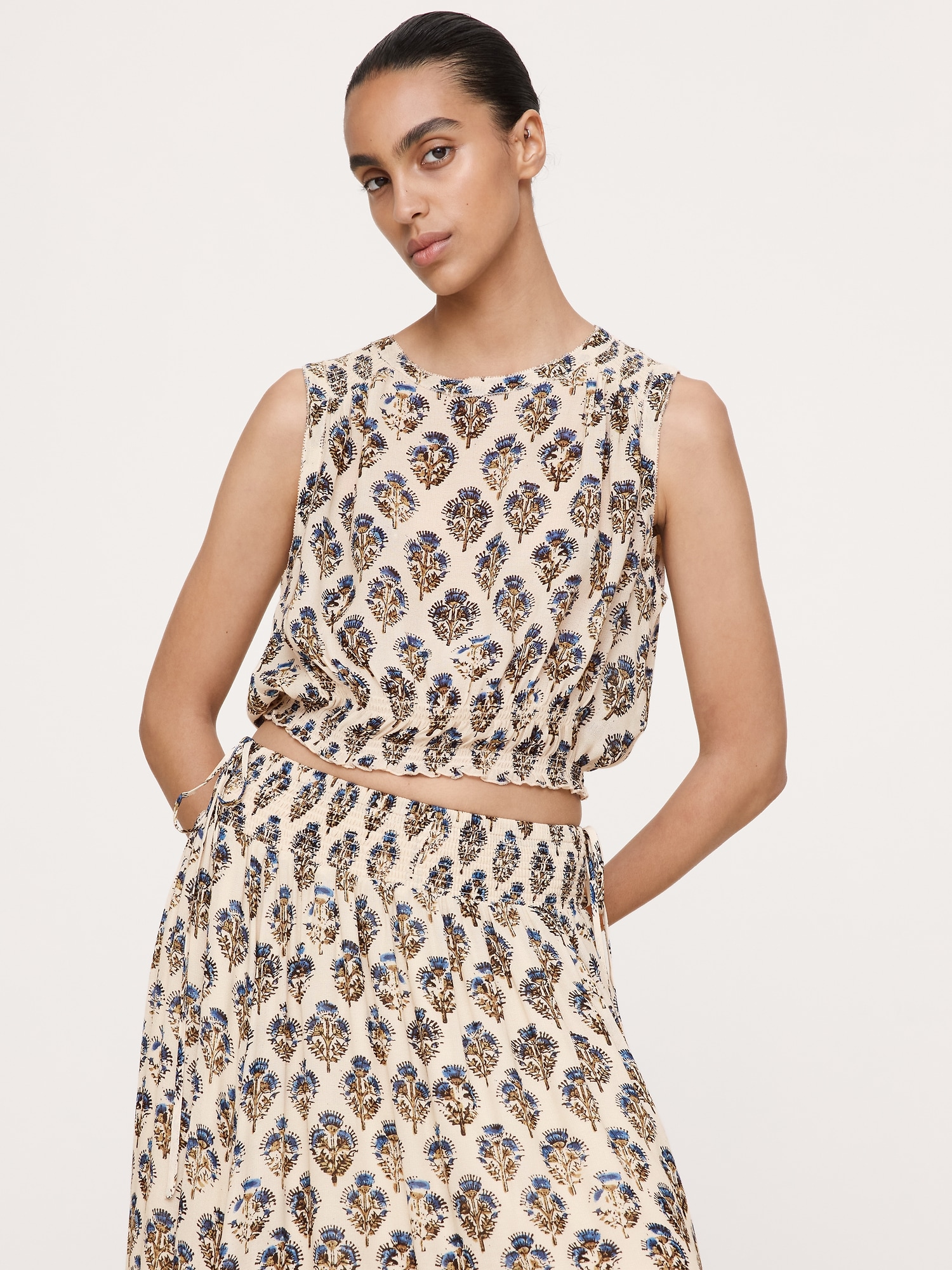 L'image numéro 1 présente Camisole courte en crêpe georgette à smocks