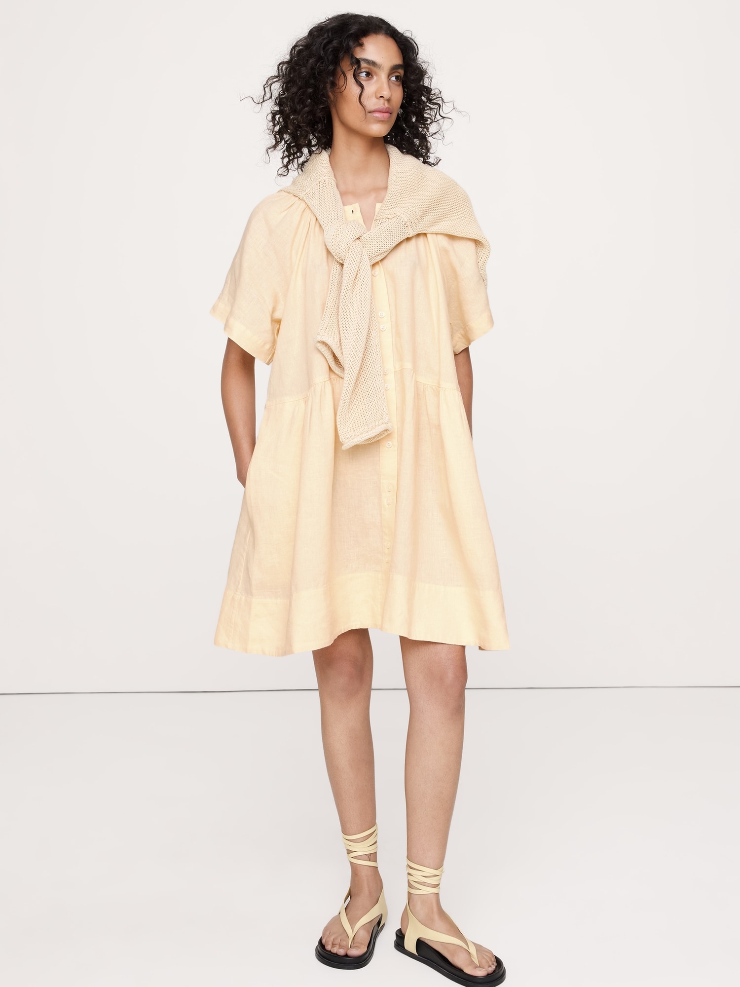 L'image numéro 4 présente Robe courte boutonnée