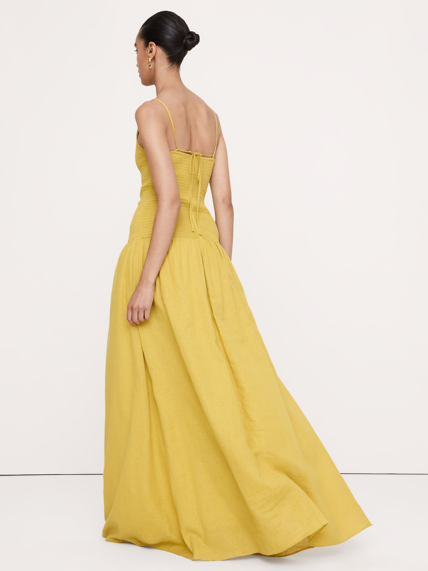 L'image numéro 3 présente Robe longue en voile de lin et coton à smocks