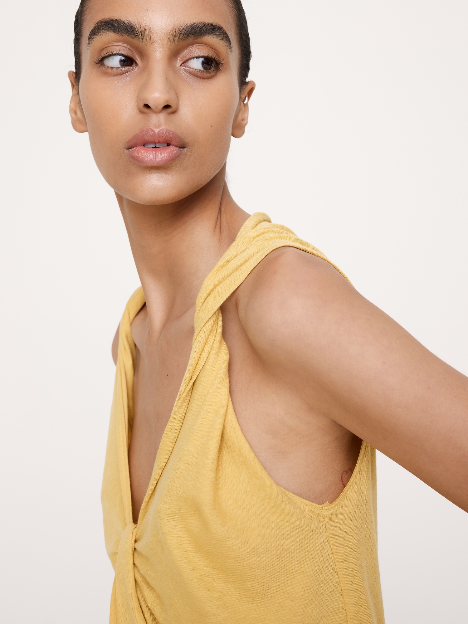 L'image numéro 3 présente Camisole torsadée en coton et en soie