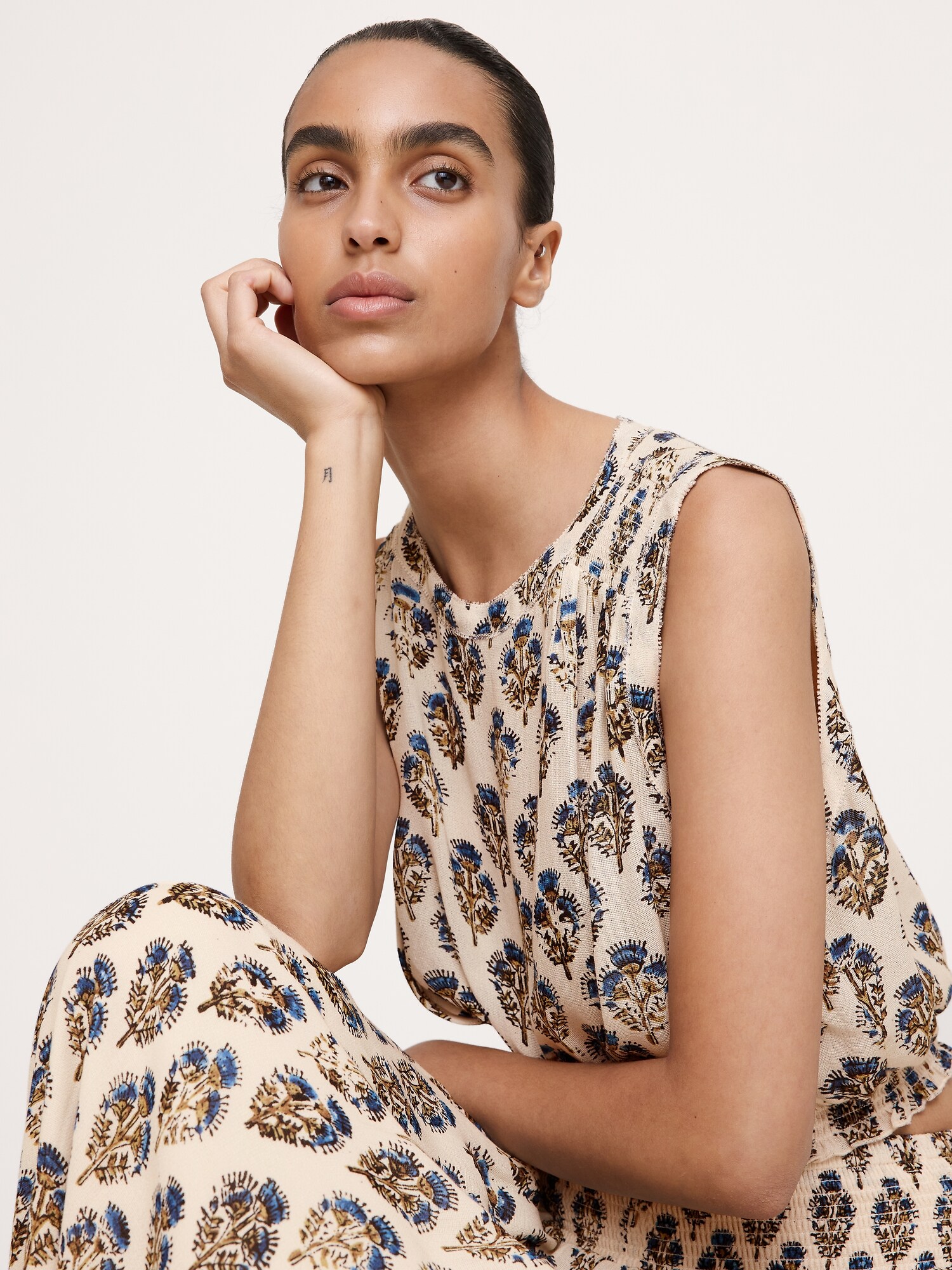 L'image numéro 3 présente Camisole courte en crêpe georgette à smocks