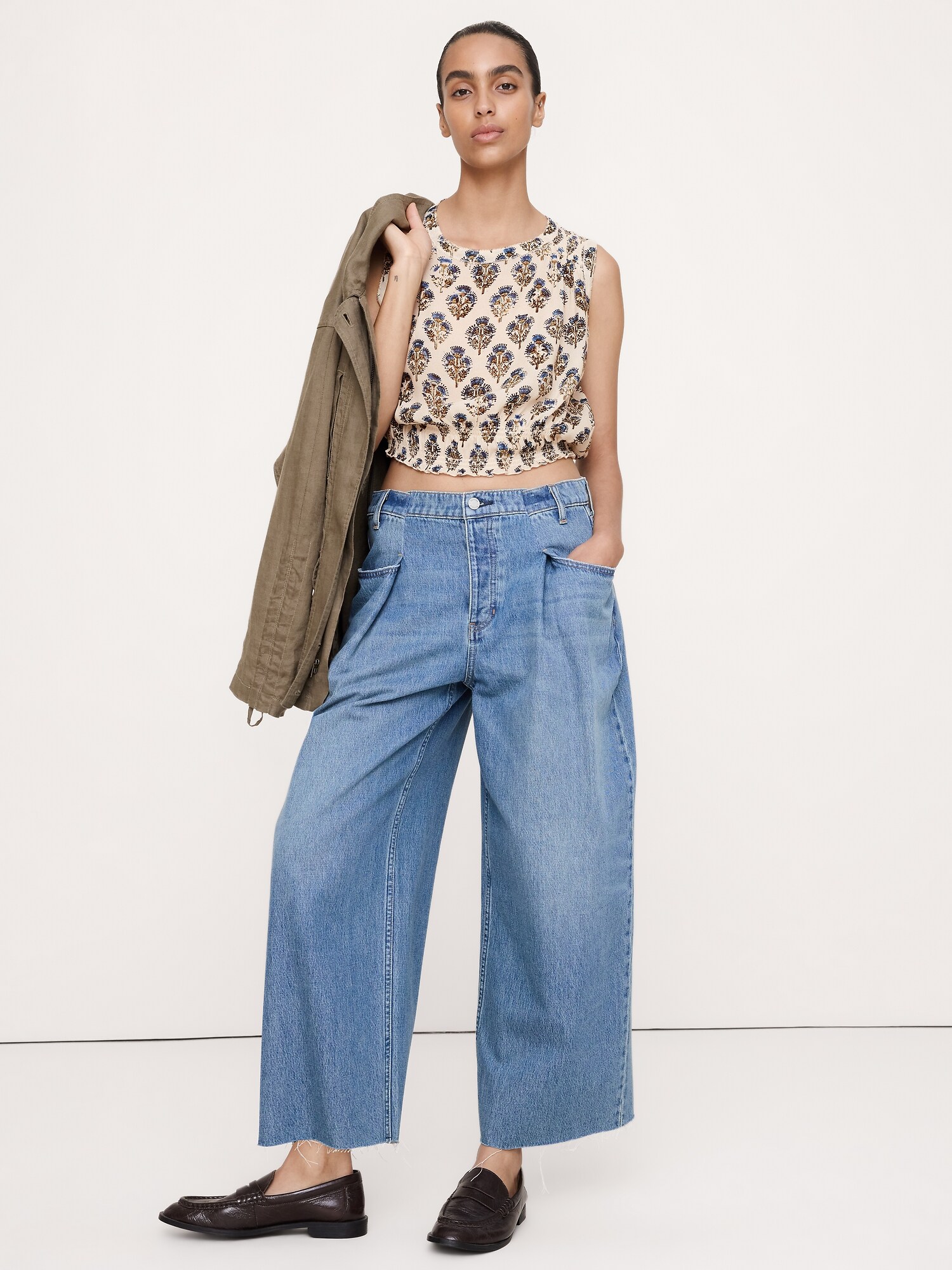 L'image numéro 5 présente Camisole courte en crêpe georgette à smocks