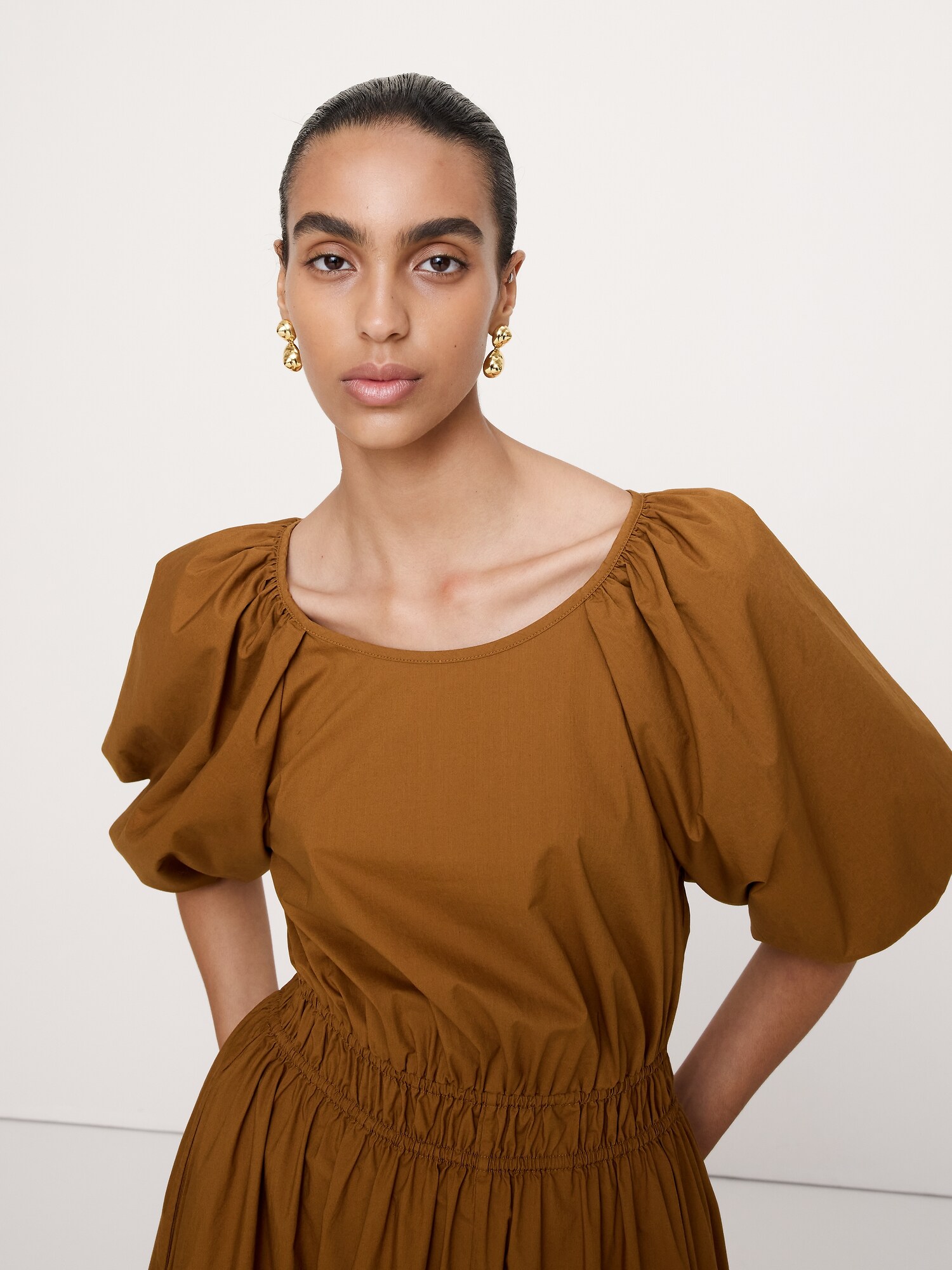 L'image numéro 3 présente Robe longue à manches bouffantes en popeline de coton