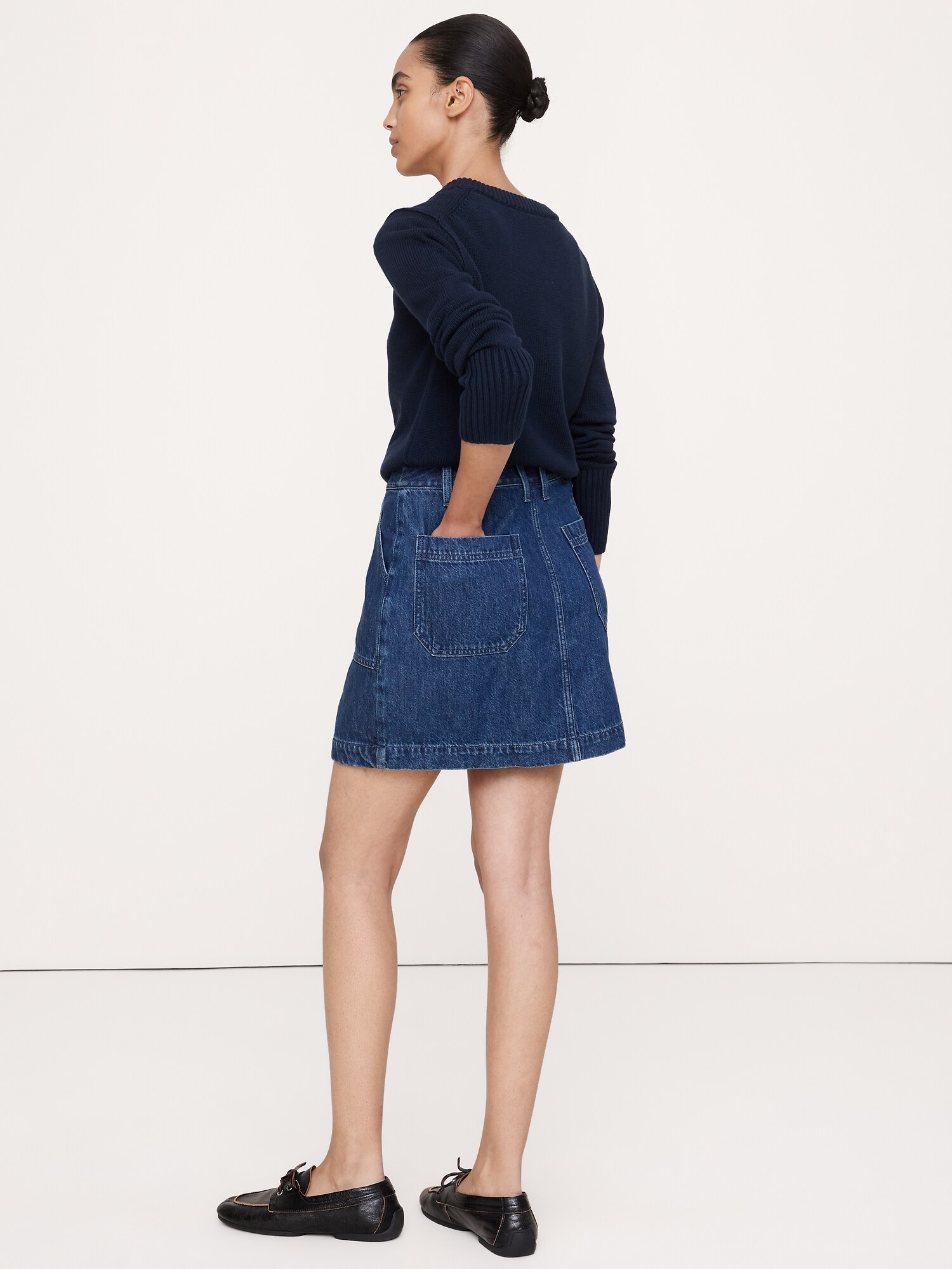 L'image numéro 2 présente Jupe courte en denim