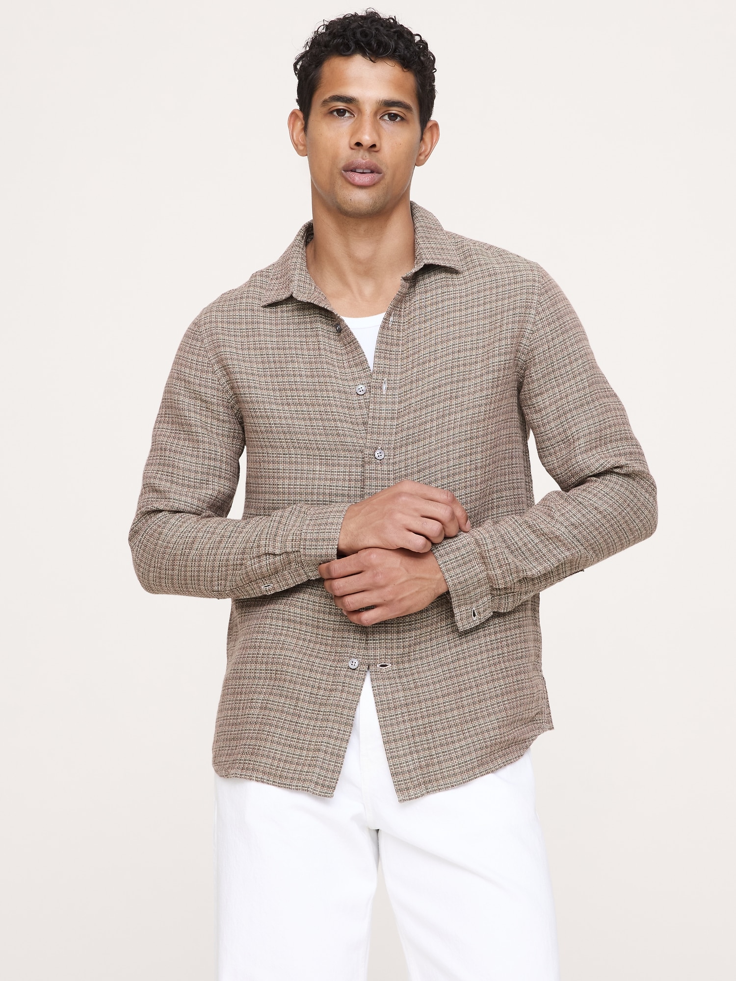 L'image numéro 1 présente Chemise de coupe standard en mélange de lin et coton texturé