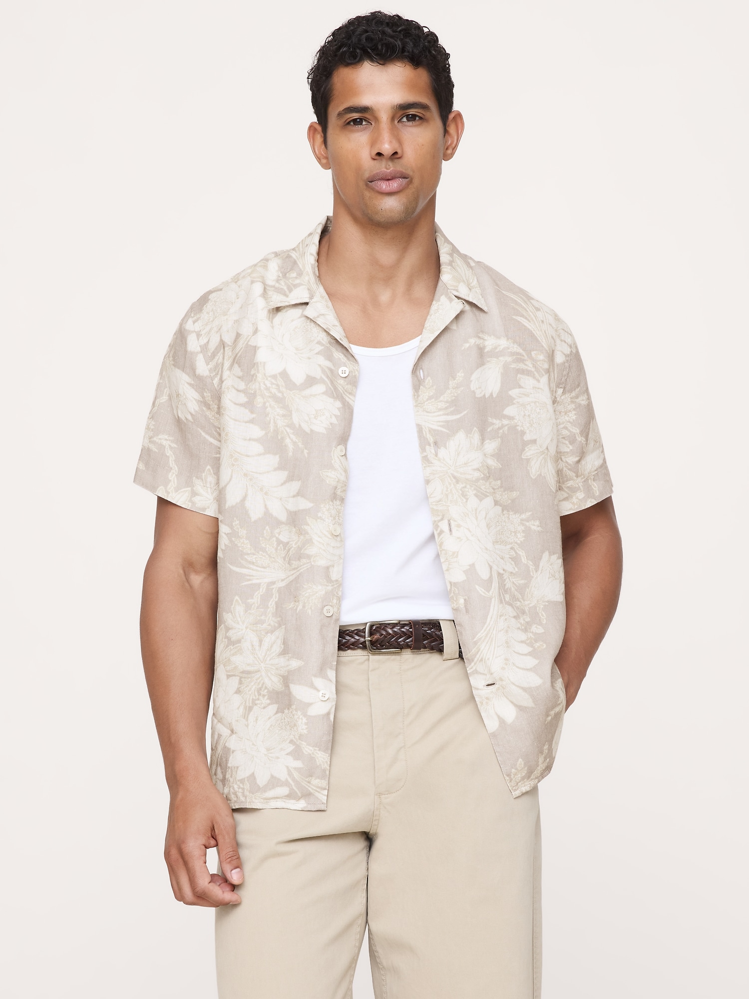 L'image numéro 1 présente Chemise de vacances classique en lin à motif floral à coupe standard