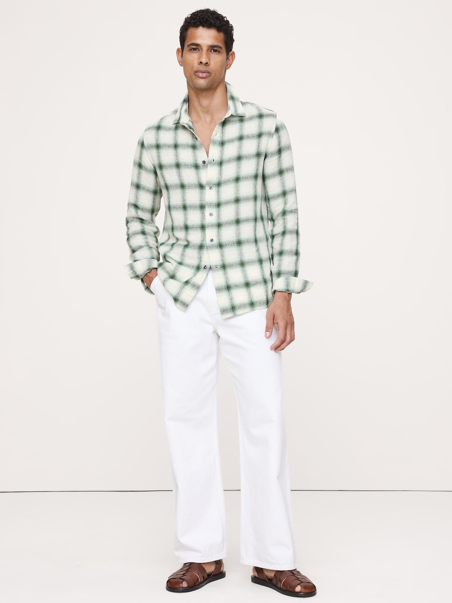 L'image numéro 1 présente Chemise à coupe standard en lin et coton à carreaux