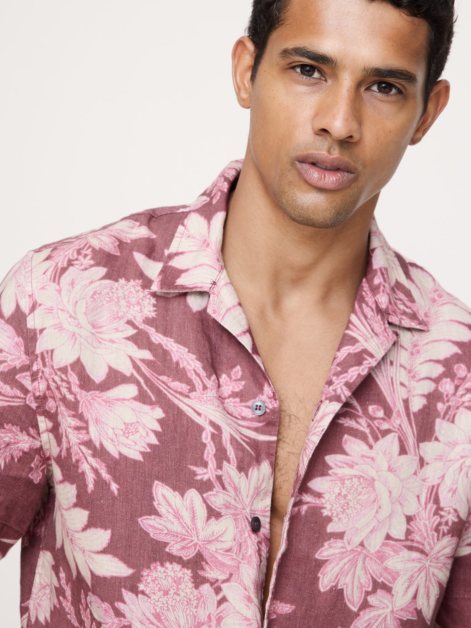 L'image numéro 3 présente Chemise de vacances classique en lin à motif floral à coupe standard
