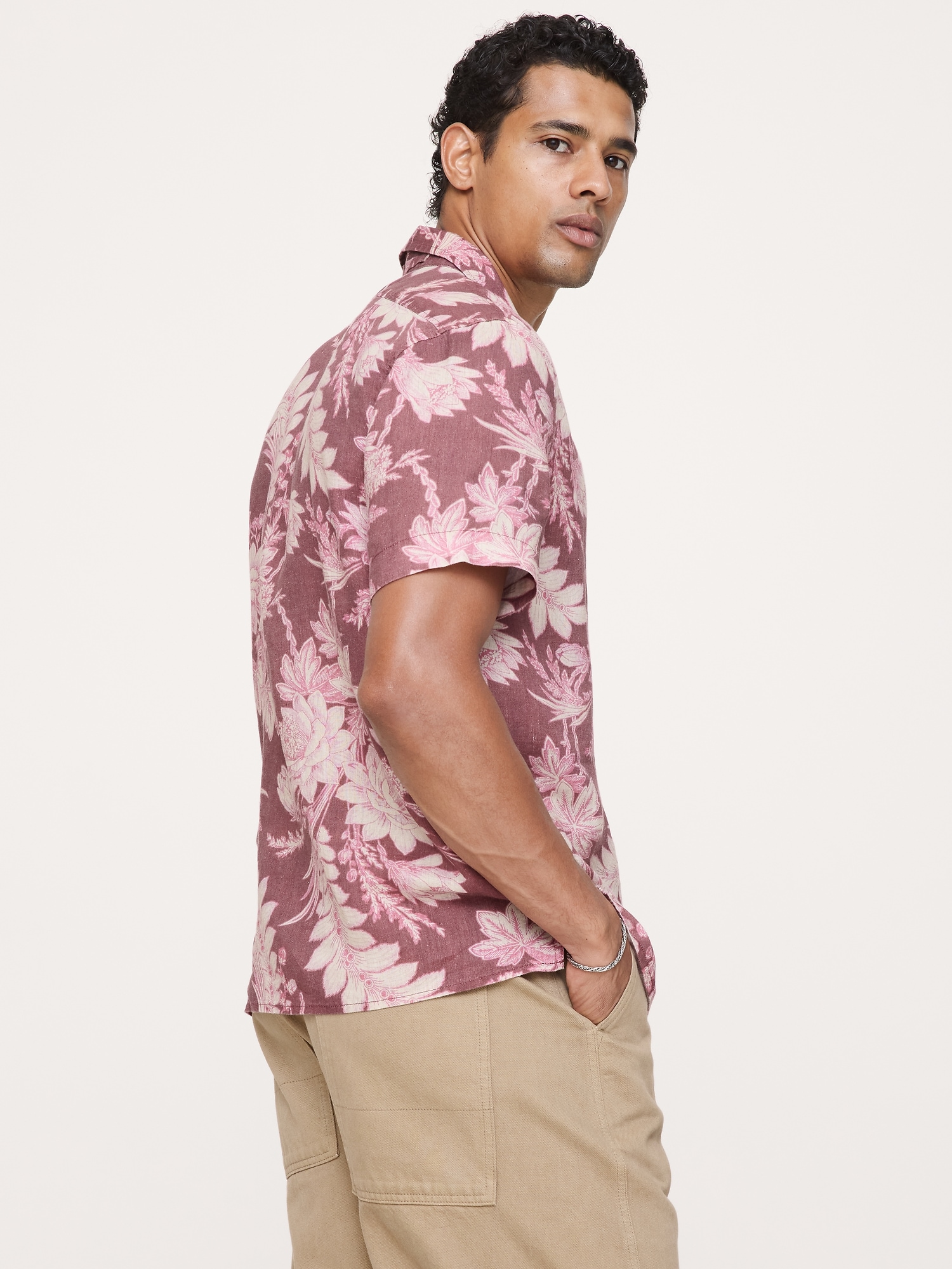 L'image numéro 2 présente Chemise de vacances classique en lin à motif floral à coupe standard