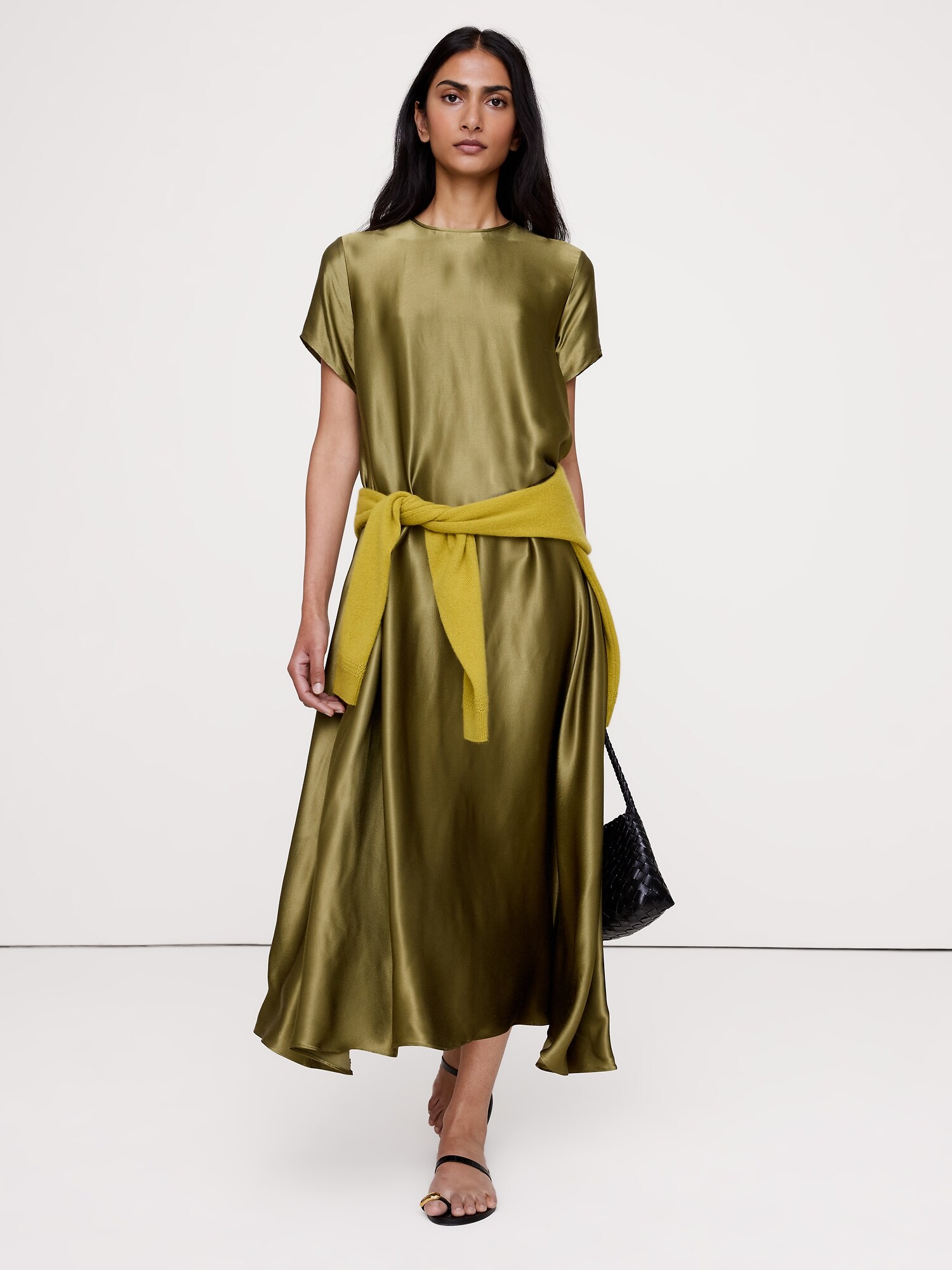 L'image numéro 1 présente Robe trapèze en satin italien
