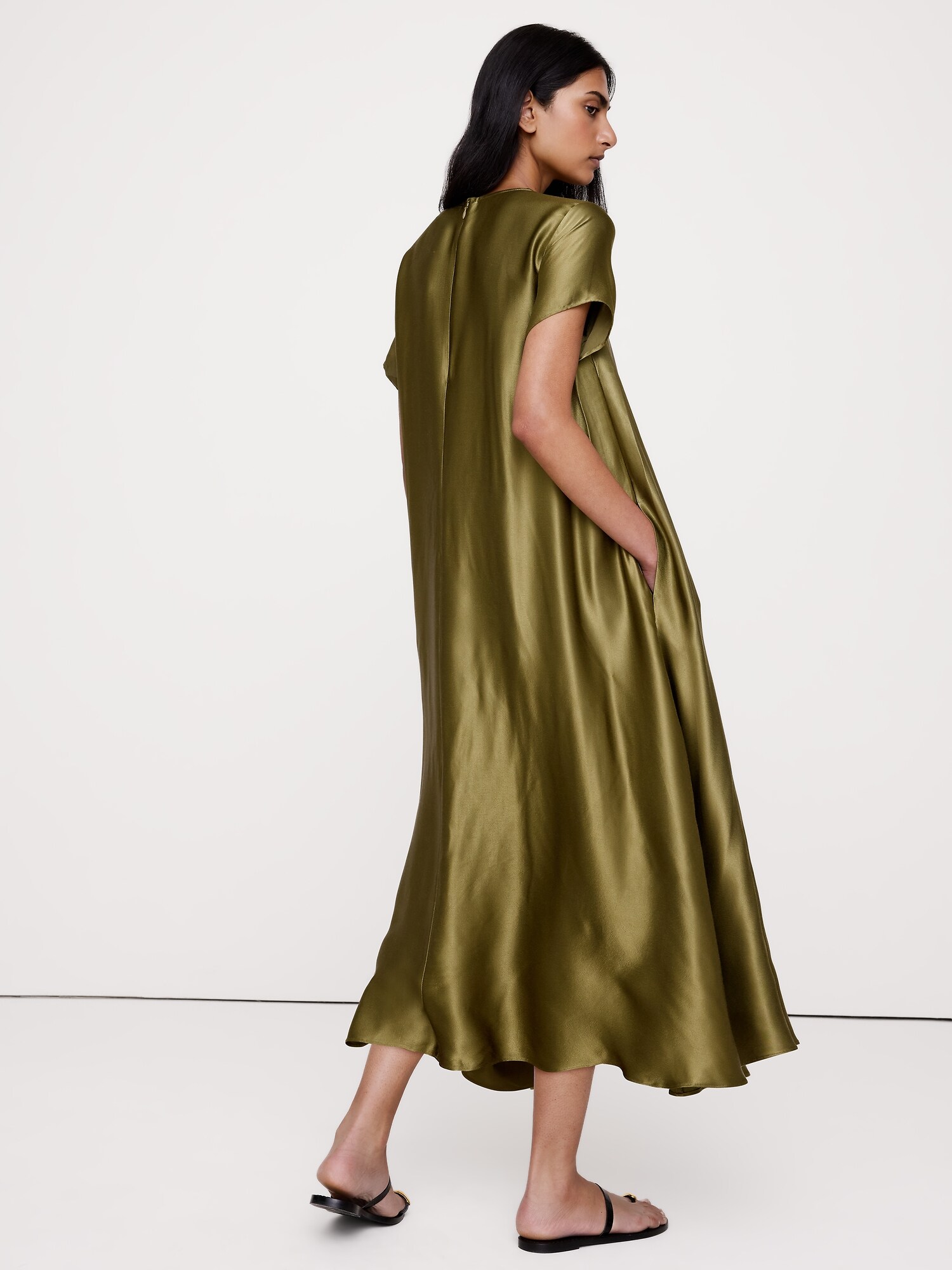 L'image numéro 3 présente Robe trapèze en satin italien