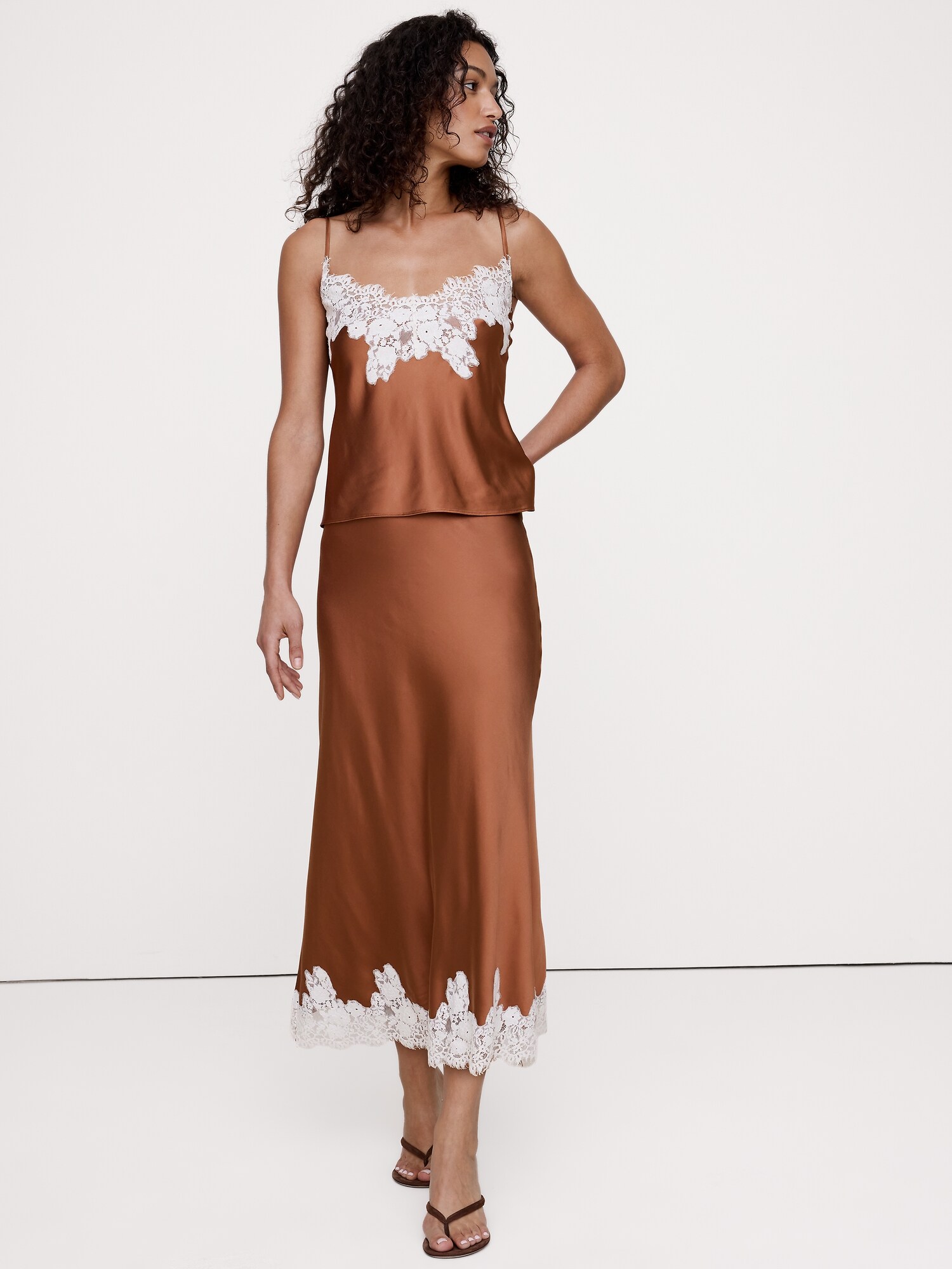 L'image numéro 1 présente Jupe mi-longue en satin extensible avec ourlet en dentelle