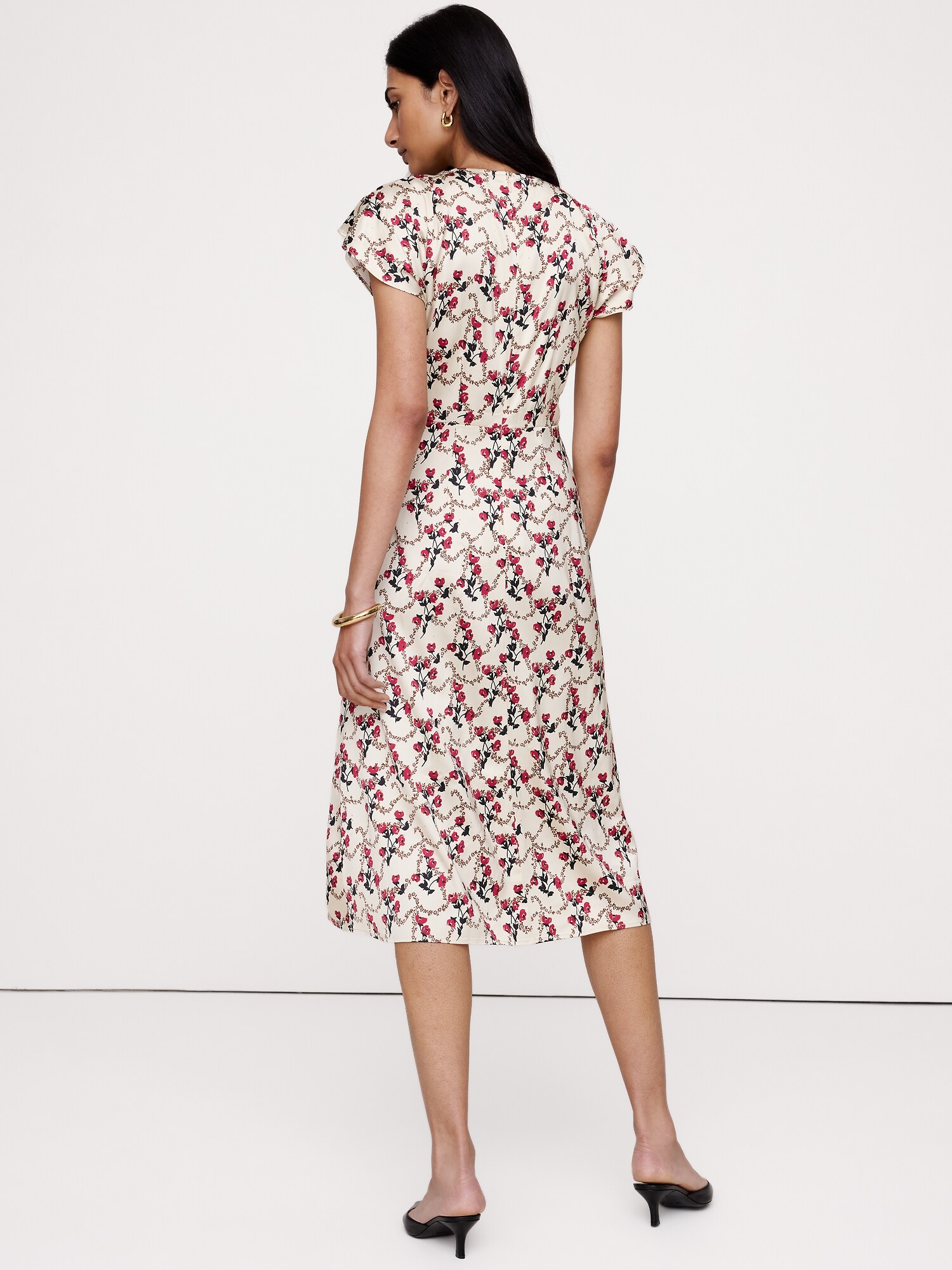 L'image numéro 3 présente Robe mi-longue à manches flottantes en satin extensible