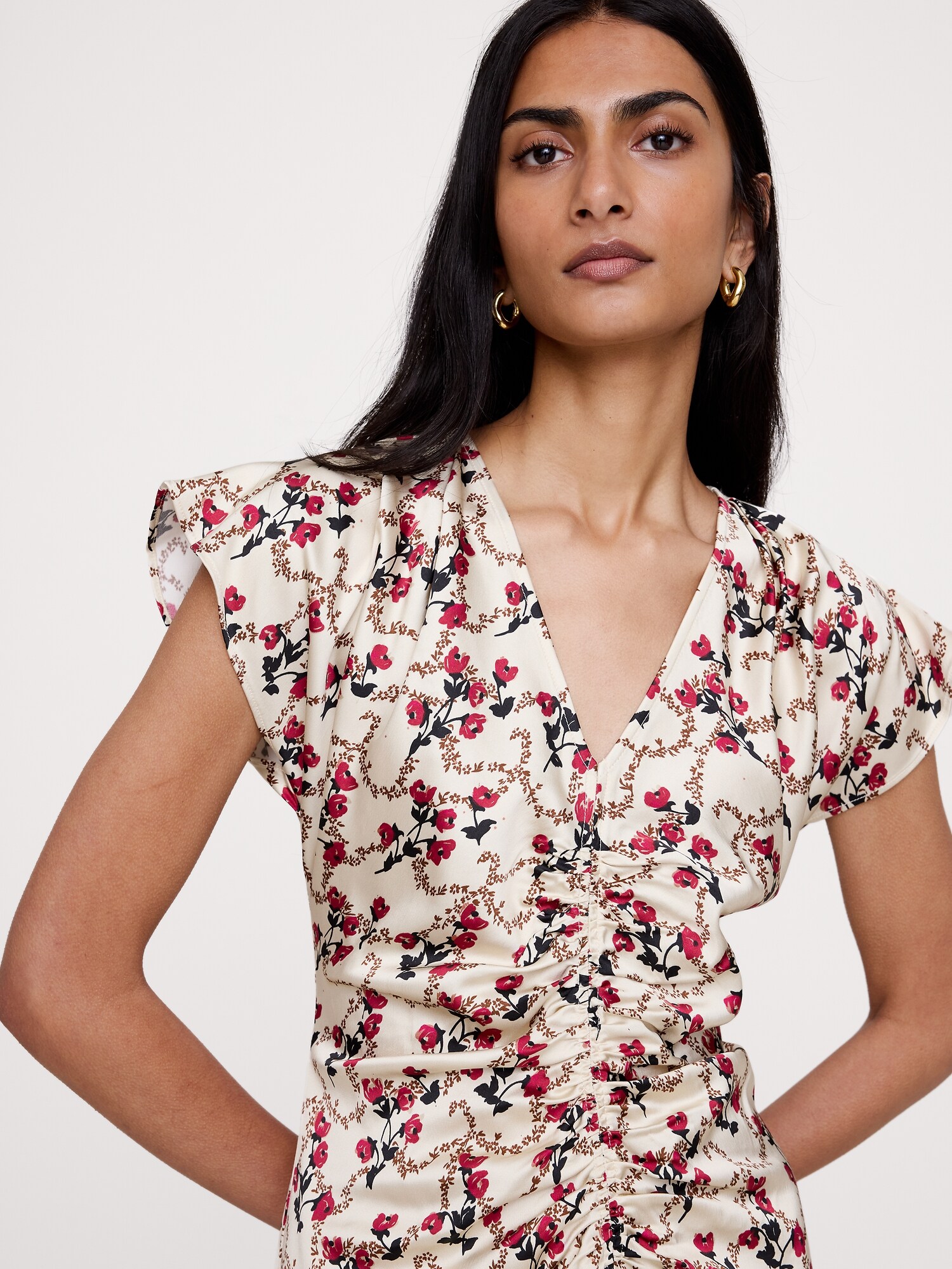 L'image numéro 4 présente Robe mi-longue à manches flottantes en satin extensible