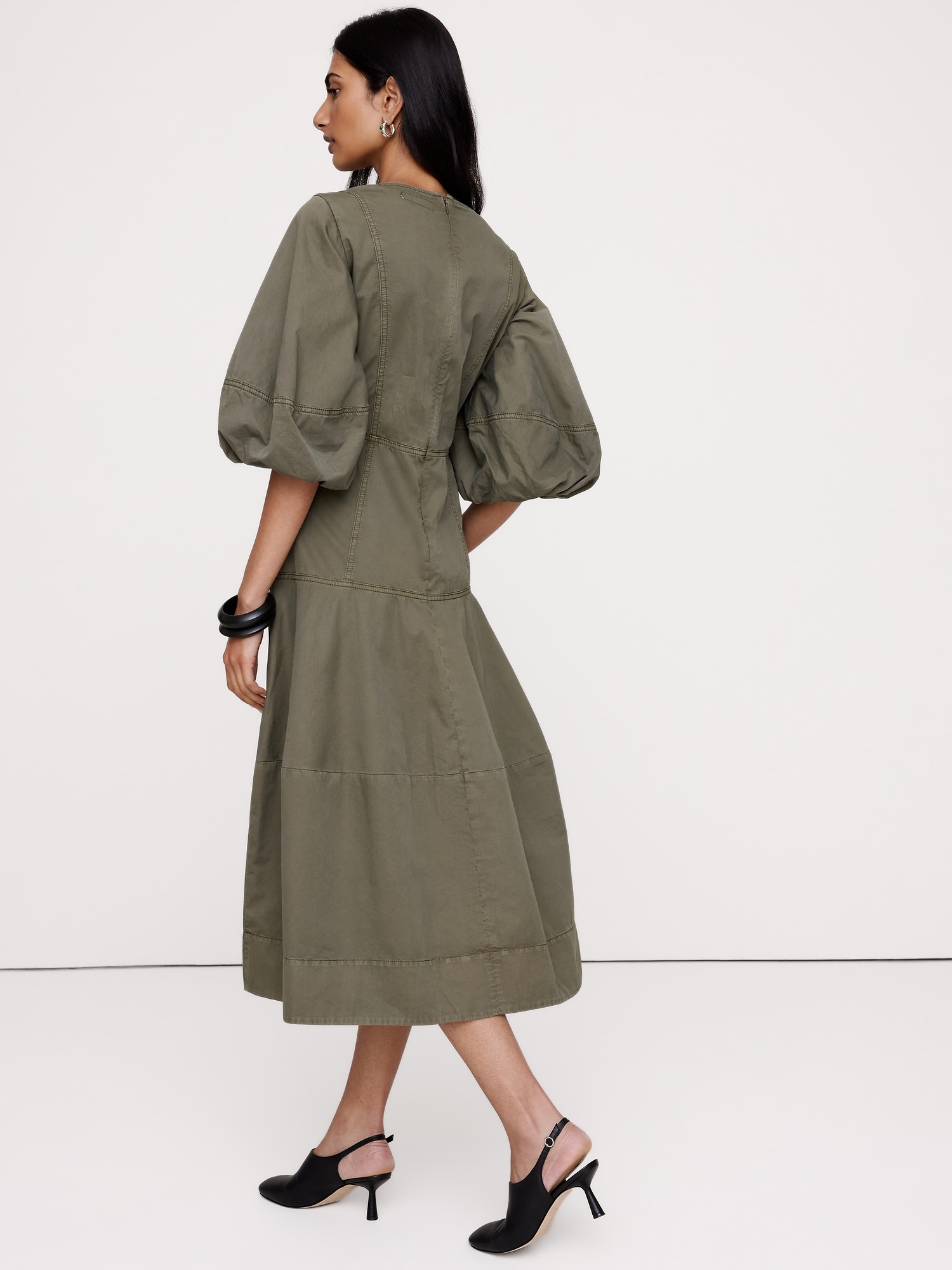 L'image numéro 5 présente Robe mi-longue coupe baril en sergé de coton