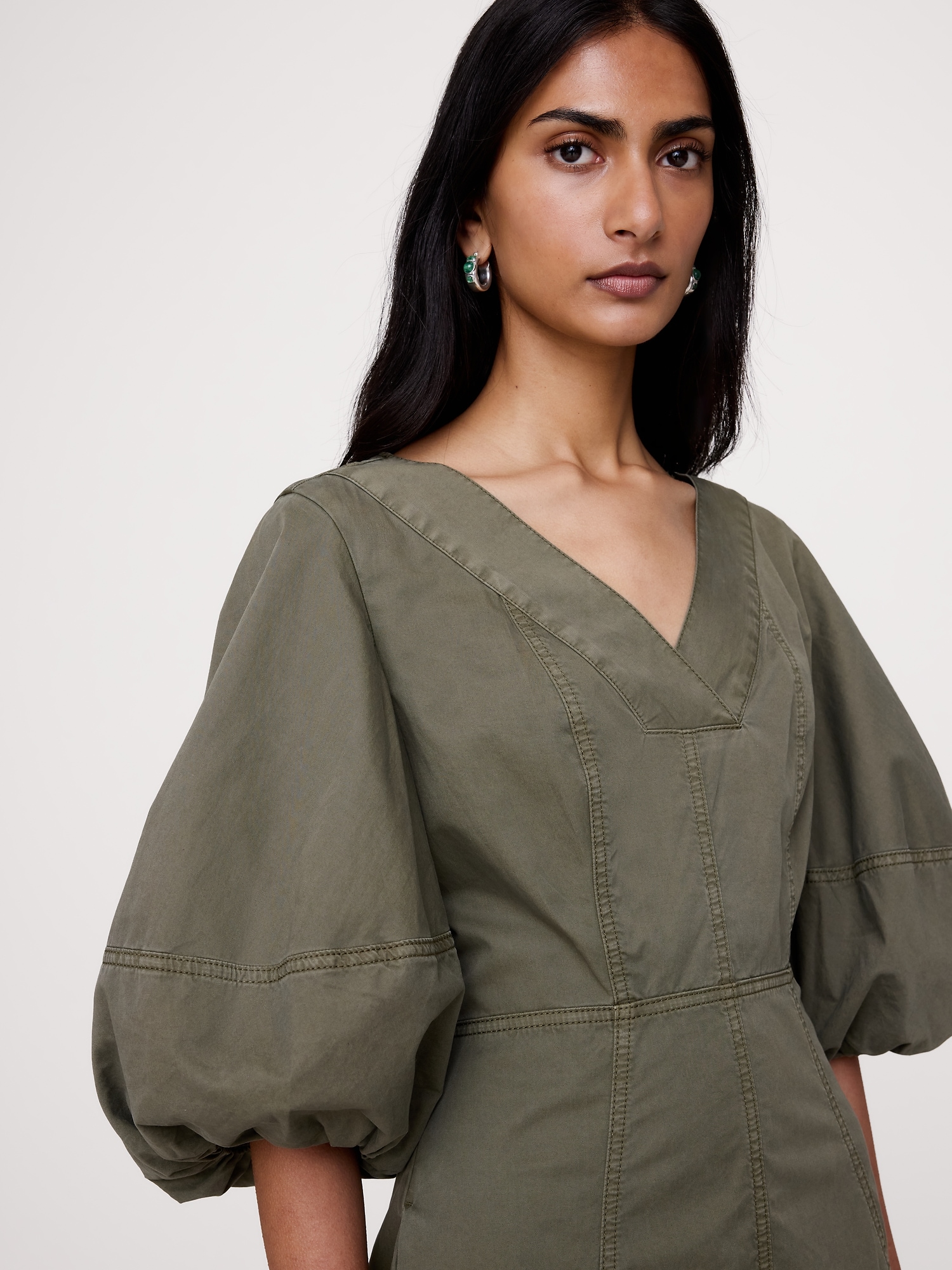 L'image numéro 6 présente Robe mi-longue coupe baril en sergé de coton