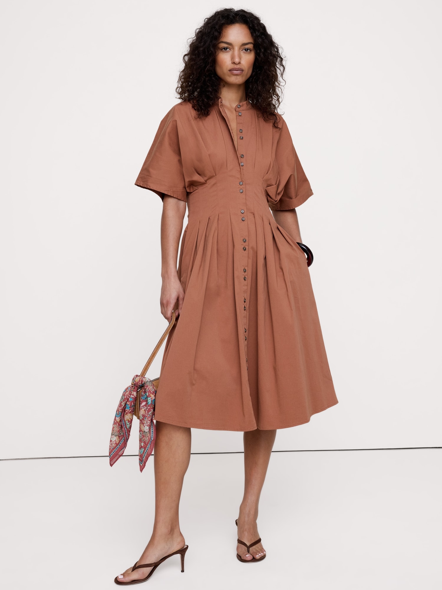 L'image numéro 1 présente Robe mi-longue à plis en coton extensible