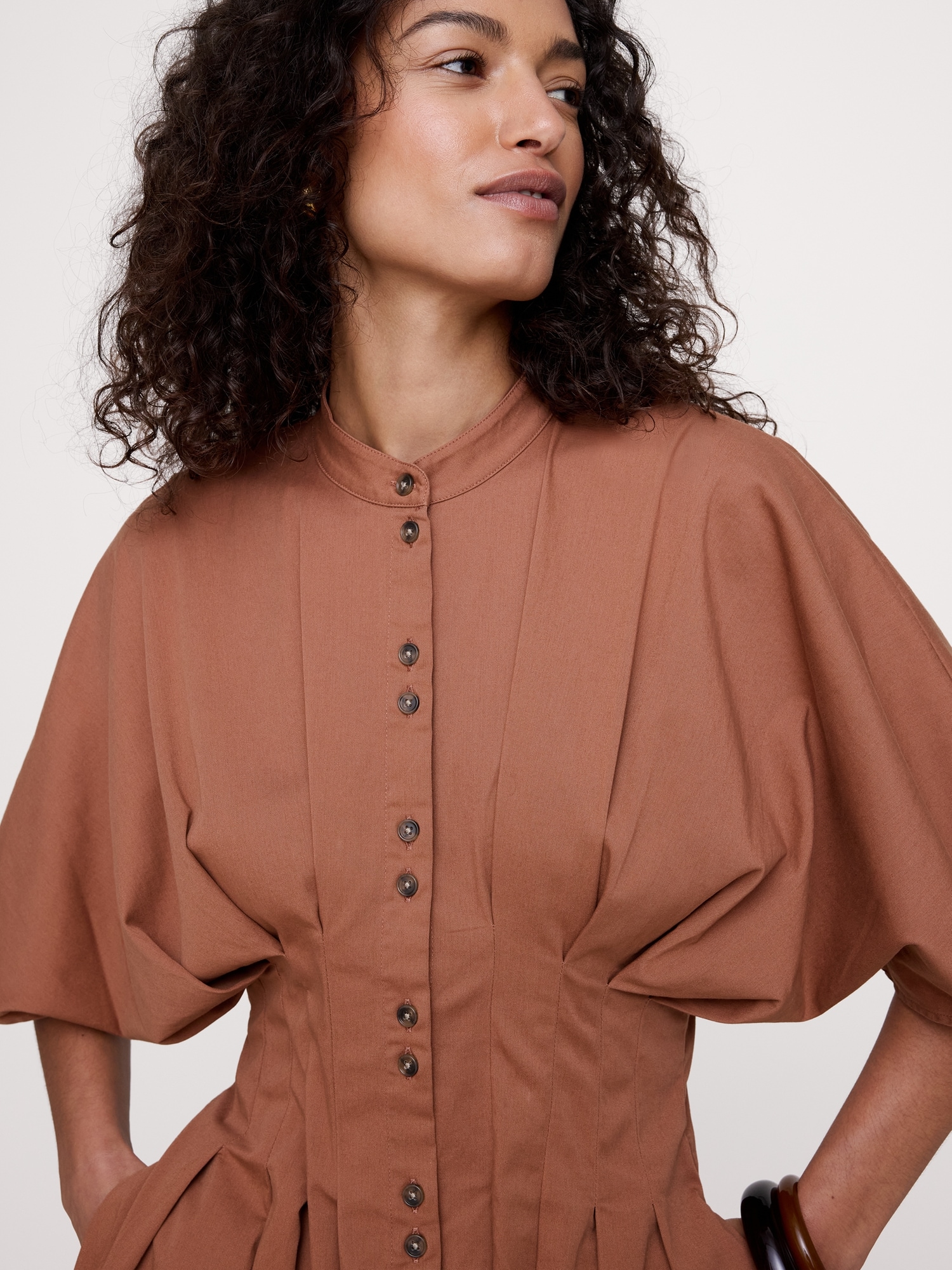 L'image numéro 4 présente Robe mi-longue à plis en coton extensible