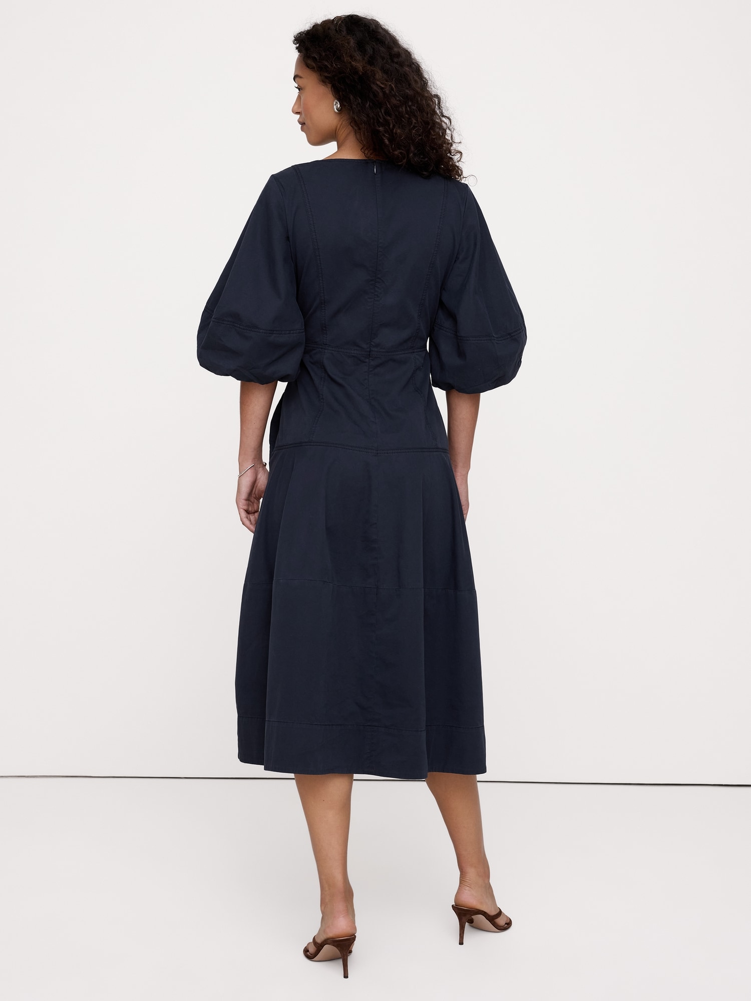 L'image numéro 7 présente Robe mi-longue coupe baril en sergé de coton