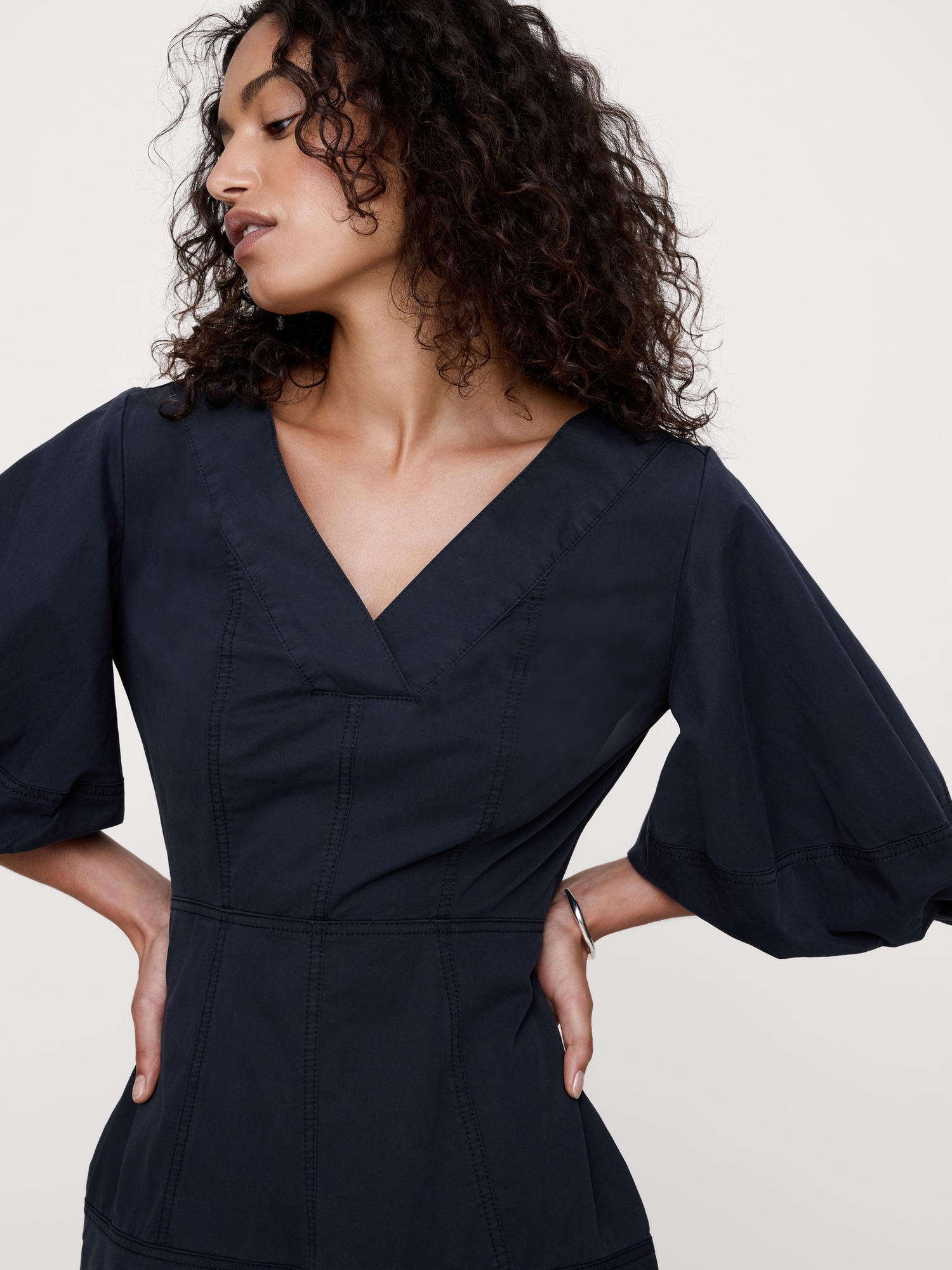 L'image numéro 8 présente Robe mi-longue coupe baril en sergé de coton