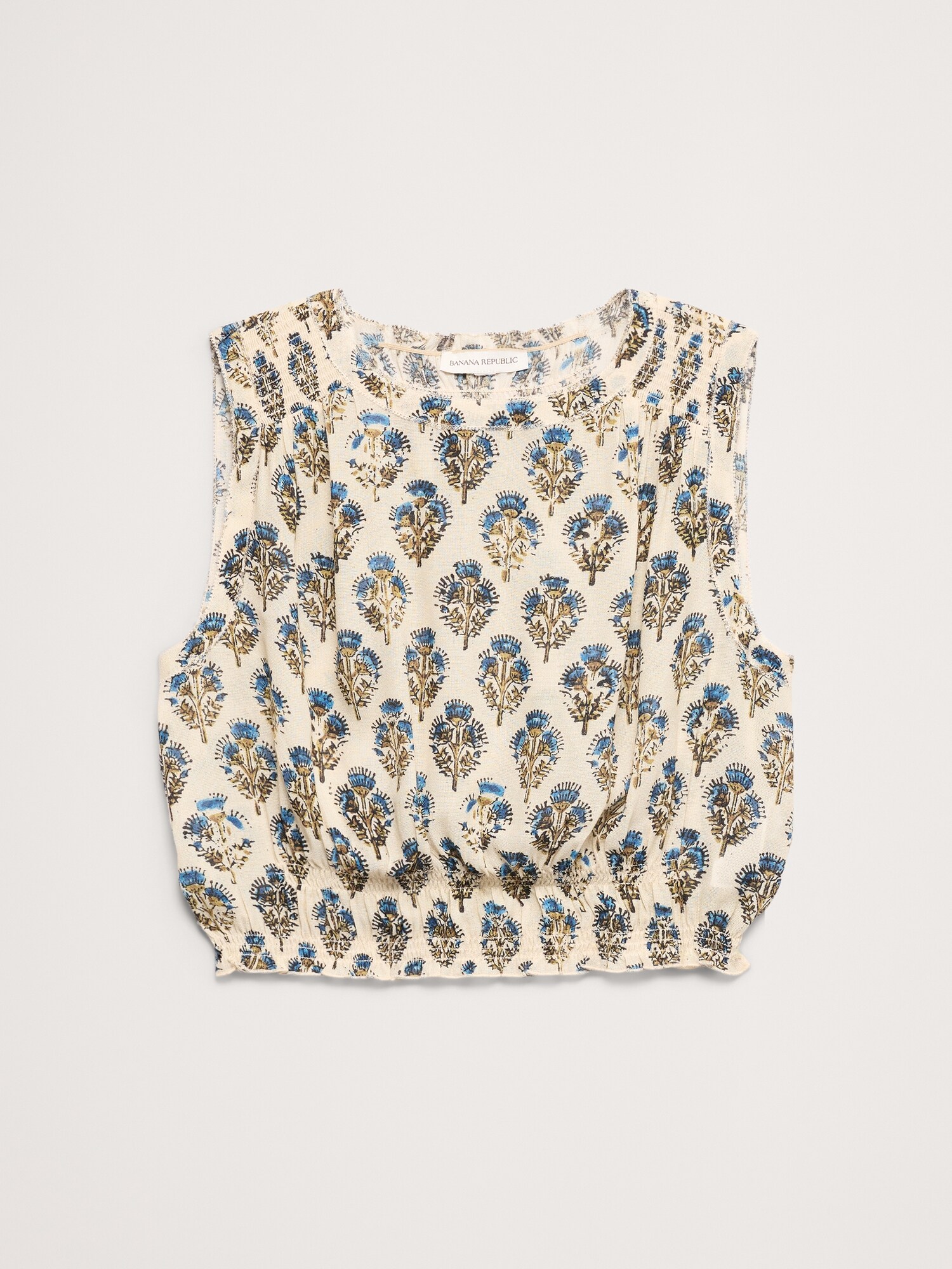 L'image numéro 4 présente Camisole courte en crêpe georgette à smocks