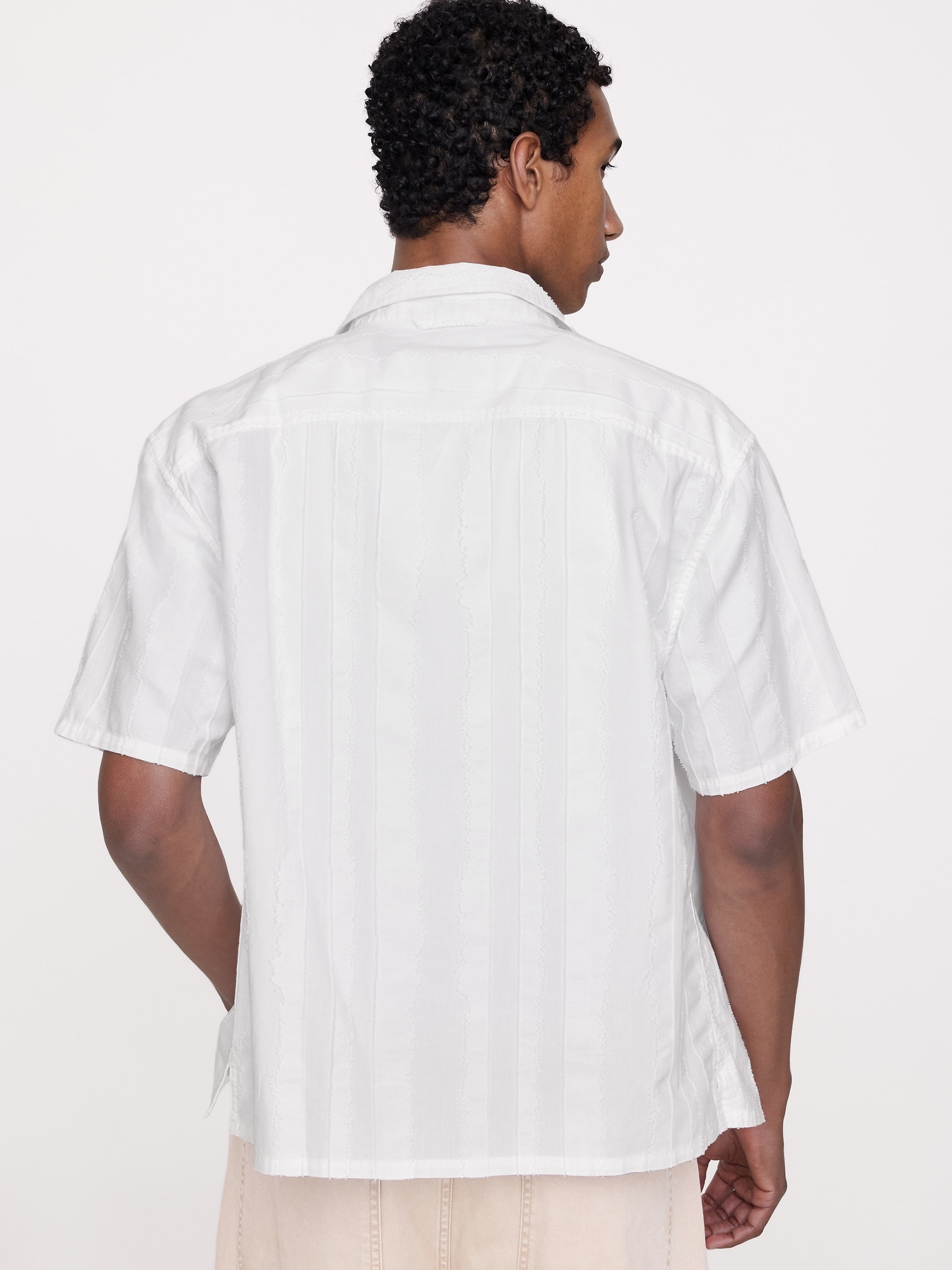 L'image numéro 2 présente Chemise de vacances décontractée en jacquard de coton et de lin