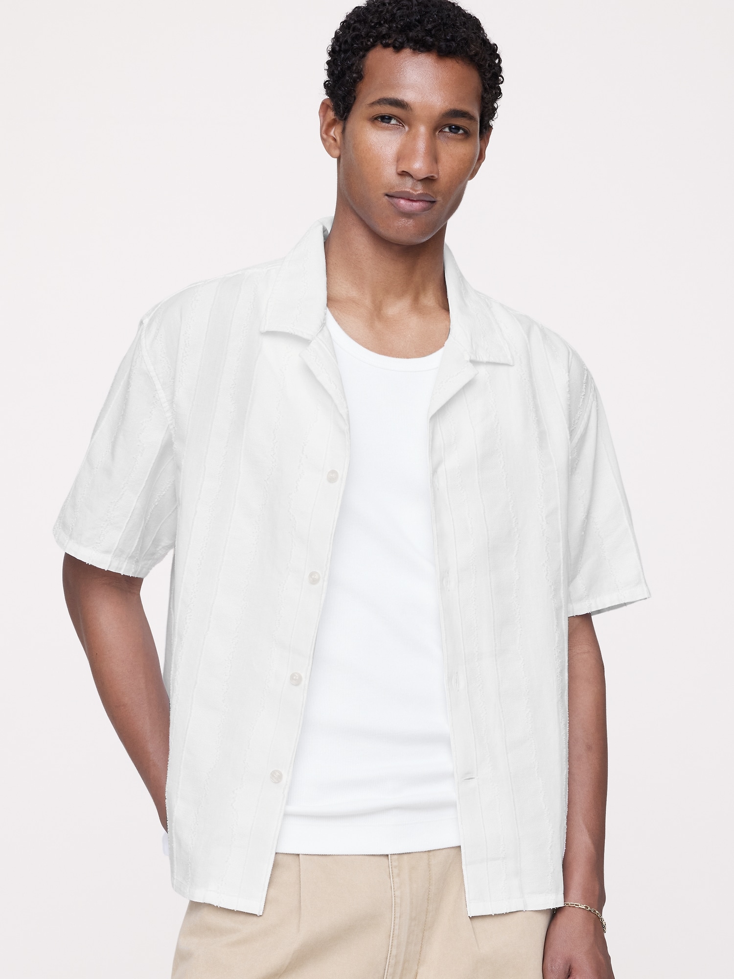 L'image numéro 1 présente Chemise de vacances décontractée en jacquard de coton et de lin