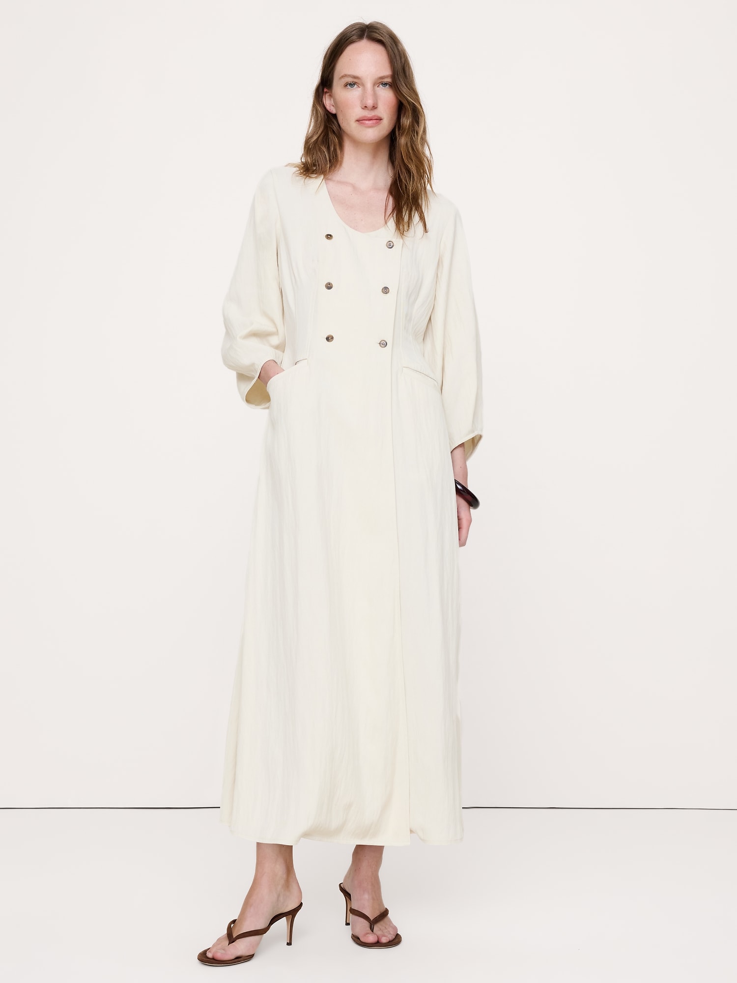 L'image numéro 1 présente Robe longue boutonnée en sergé fluide