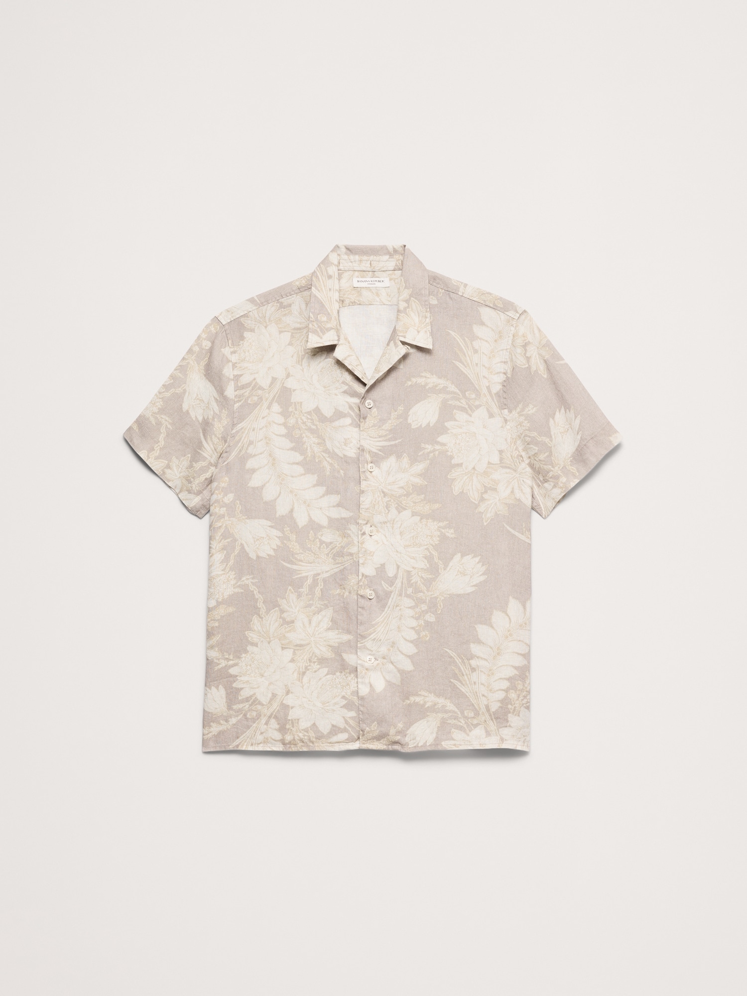 L'image numéro 6 présente Chemise de vacances classique en lin à motif floral à coupe standard