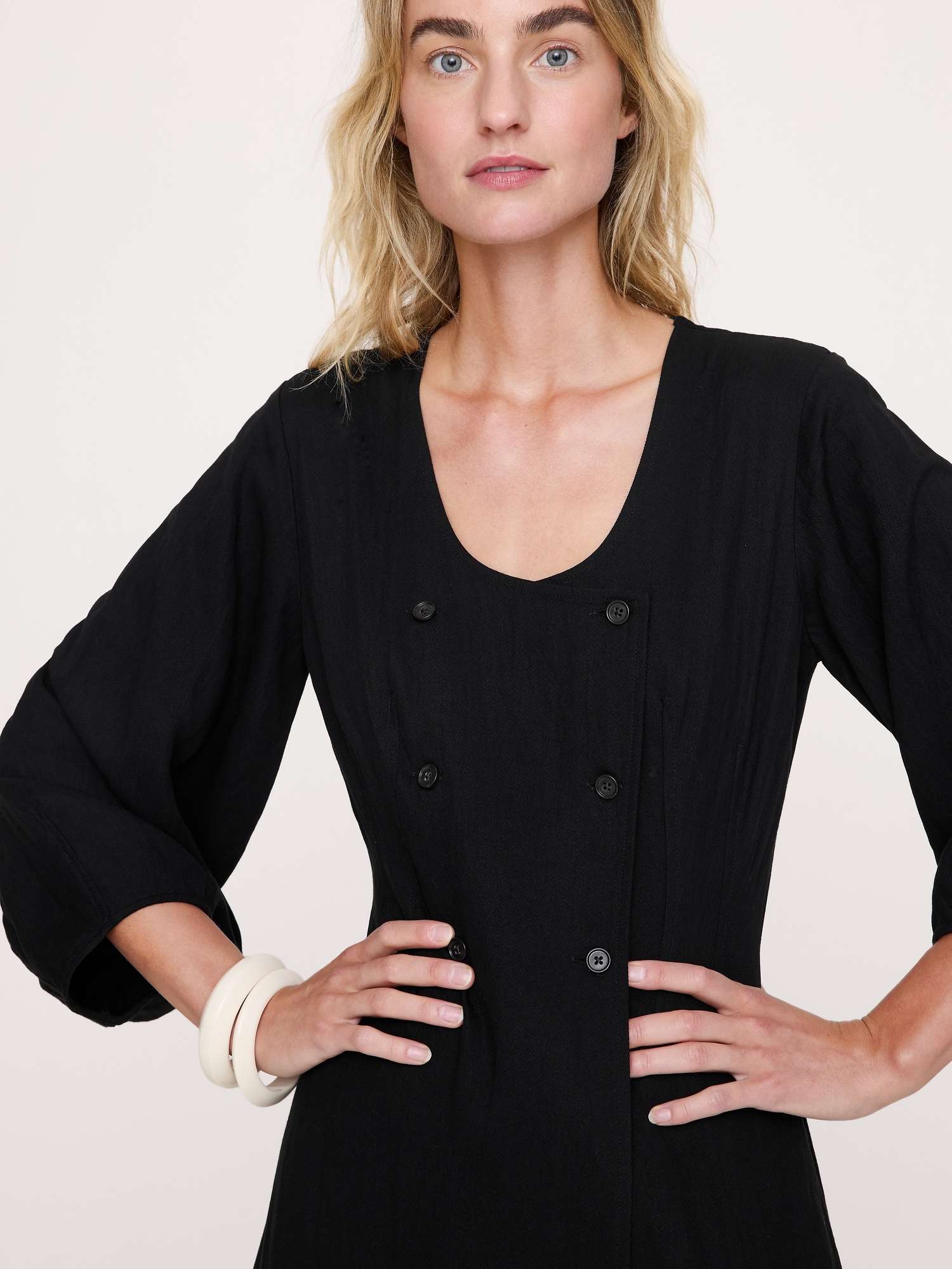 L'image numéro 4 présente Robe longue boutonnée en sergé fluide