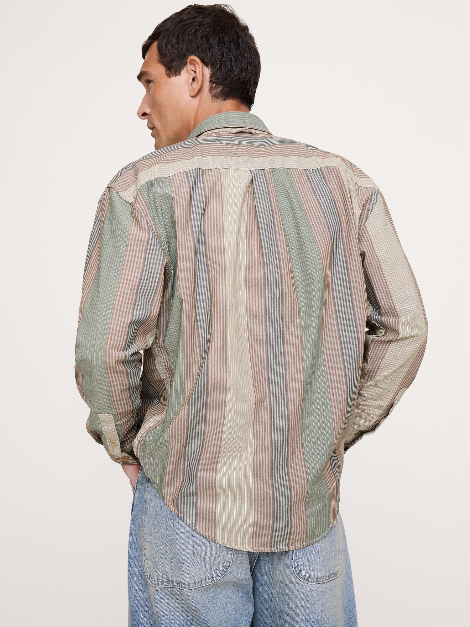 L'image numéro 2 présente Chemise décontractée en popeline de coton délavée