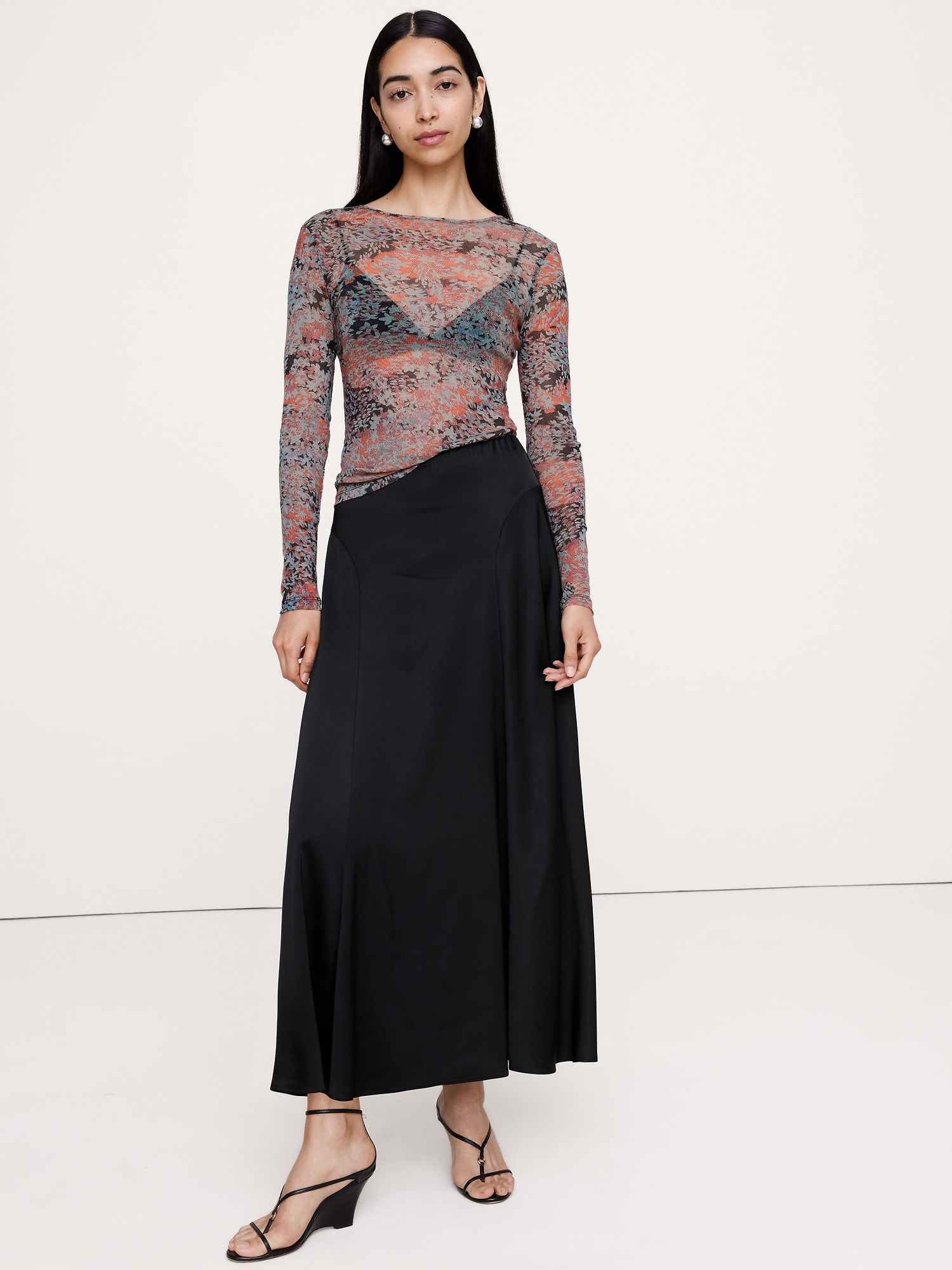 L'image numéro 1 présente Jupe longue en satin extensible