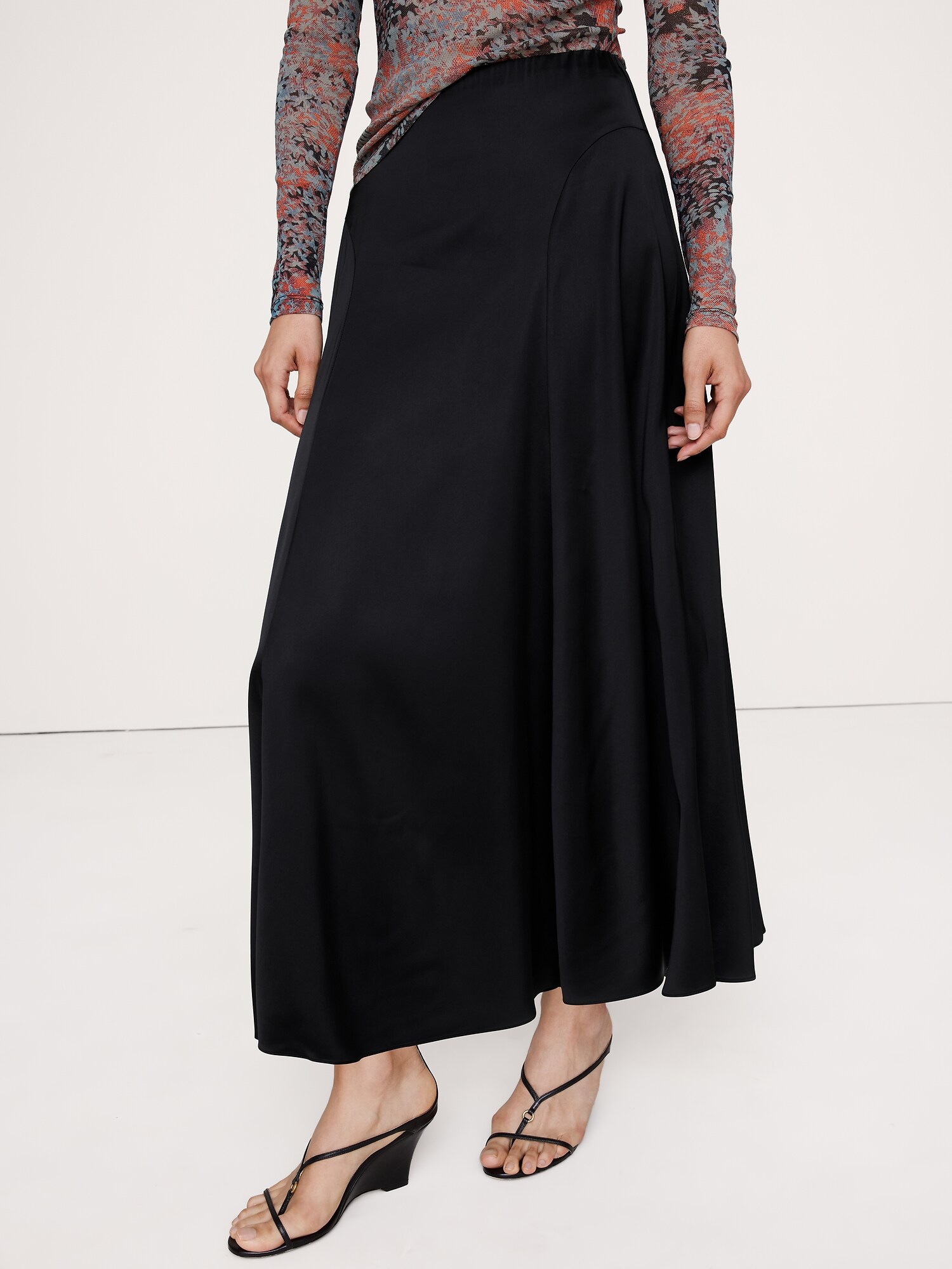 L'image numéro 3 présente Jupe longue en satin extensible
