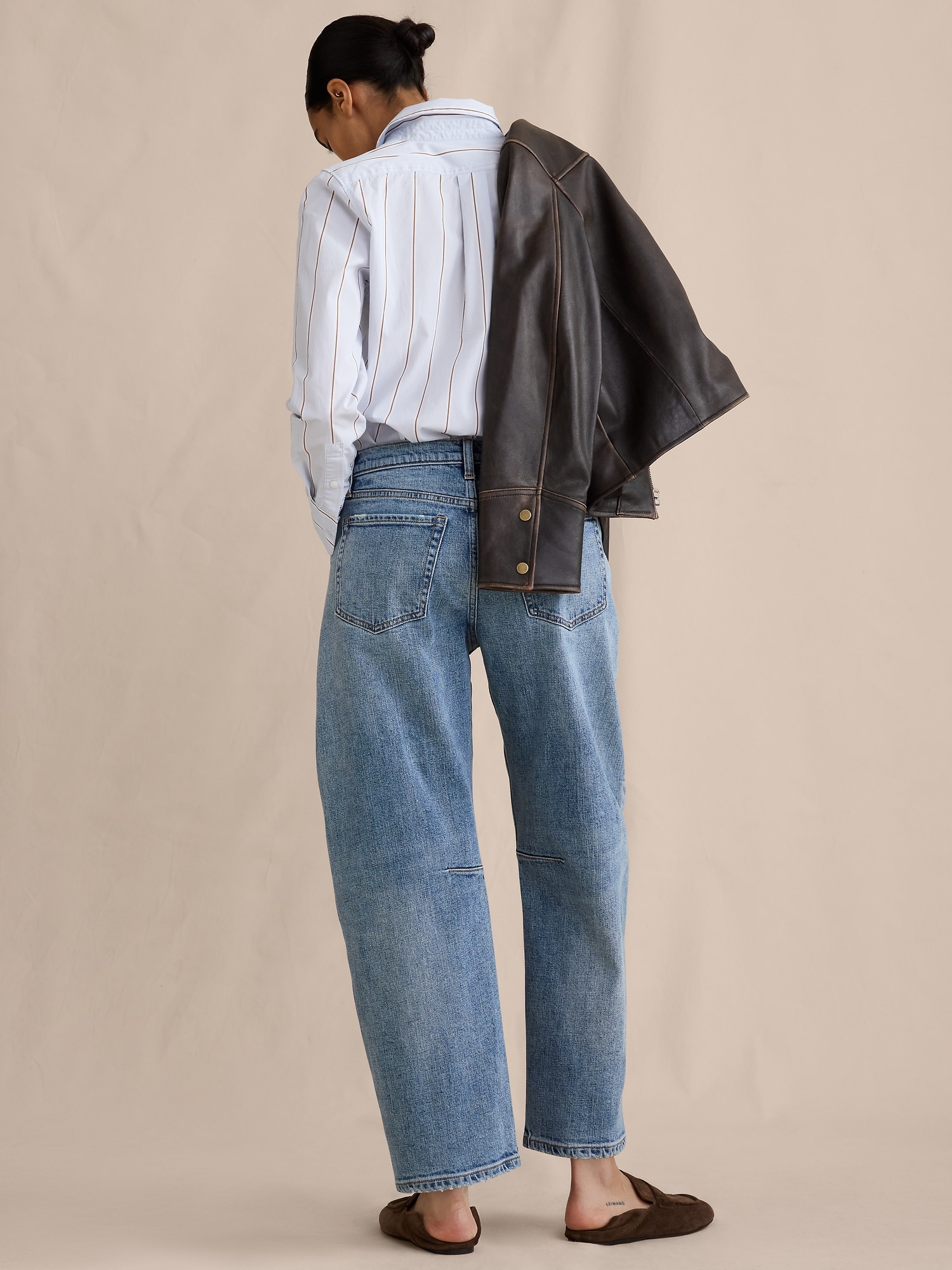 Image number 5 showing, Mid-Rise Barrel Crop Jean