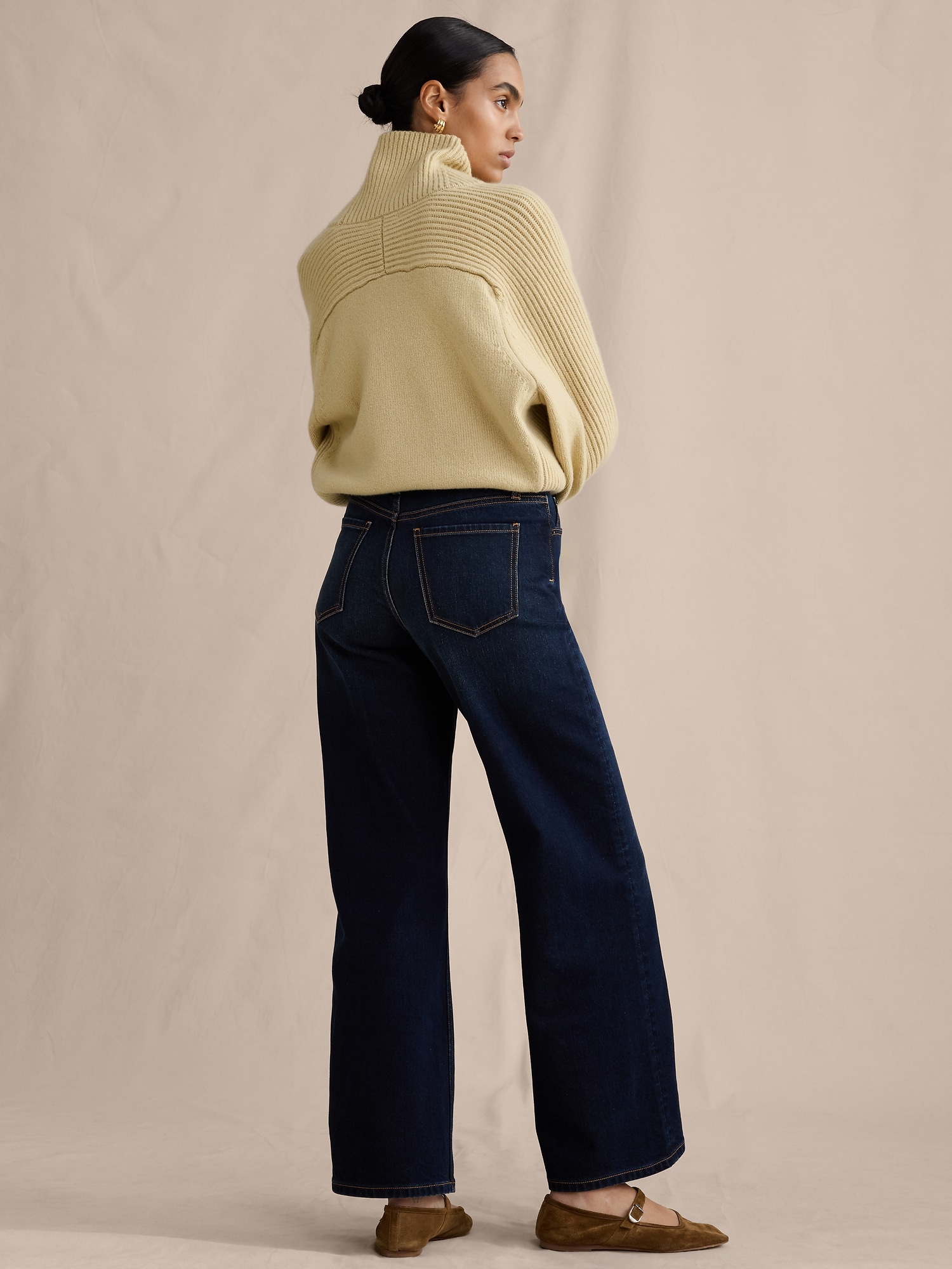 L'image numéro 2 présente Le célèbre jean classique à jambe large