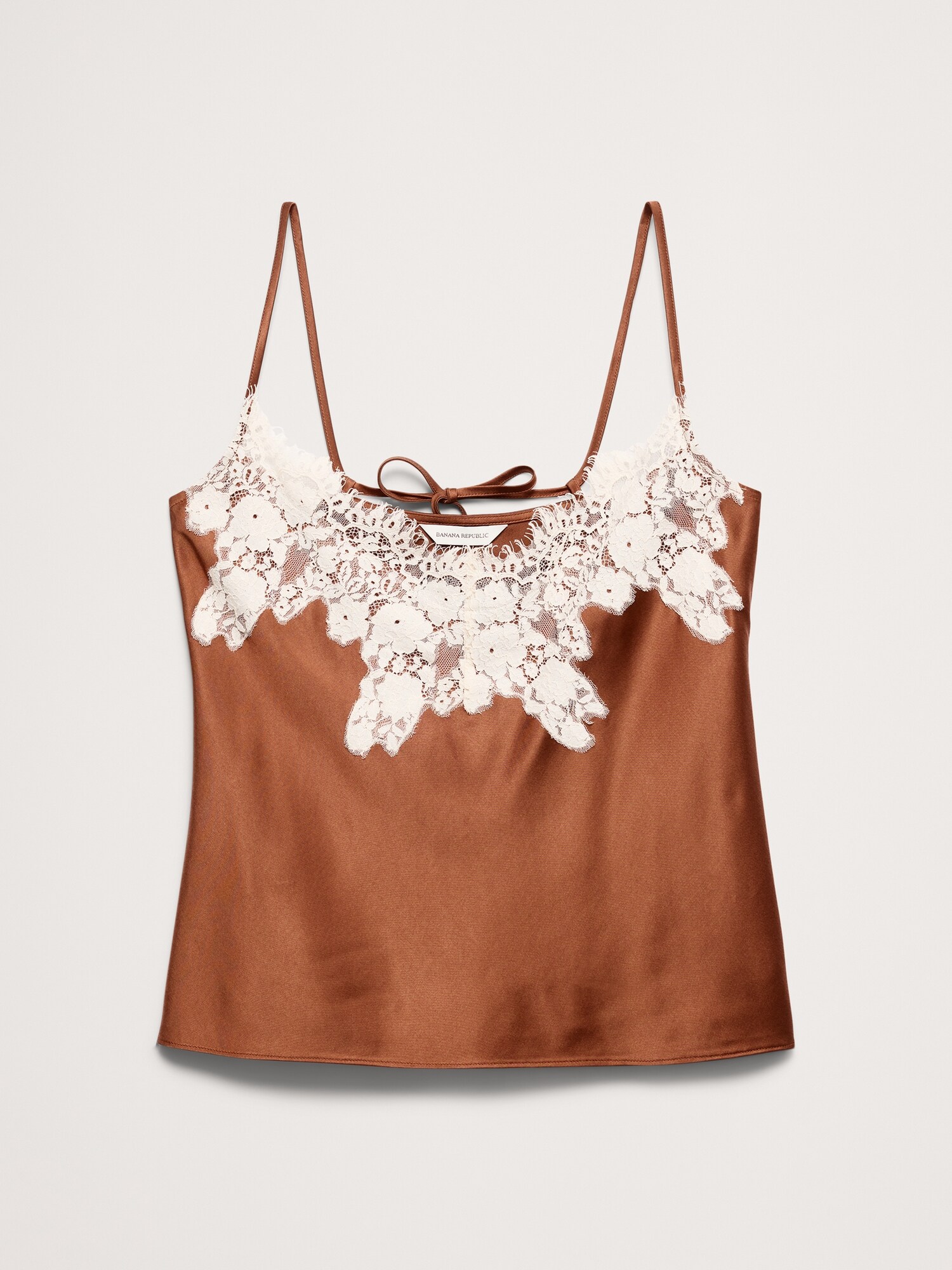 L'image numéro 6 présente Camisole en satin extensible à bordure en dentelle