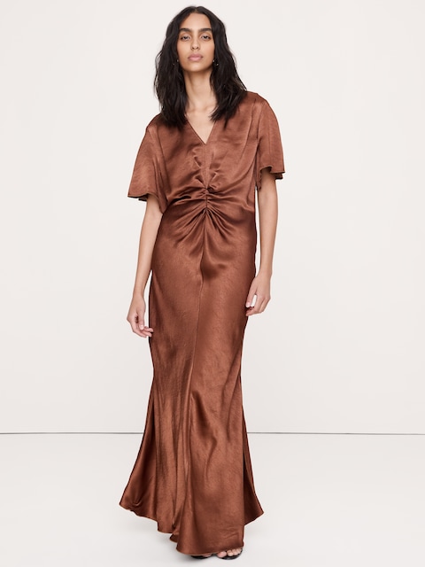 ROBE À MANCHES FLOTTANTES EN SATIN MARTELÉ