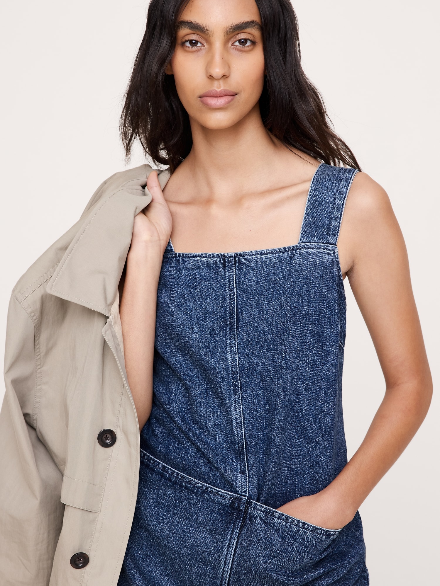 L'image numéro 4 présente Robe tablier courte en denim